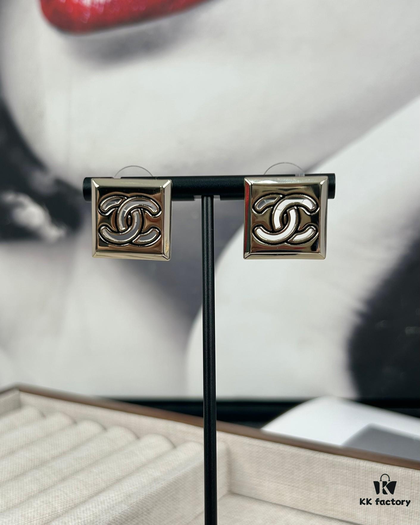 Xiaoxiang New Arrival Square Smooth Black/White Drip Edge Hollow Double C Stud Earrings (Available in Two Colors)
