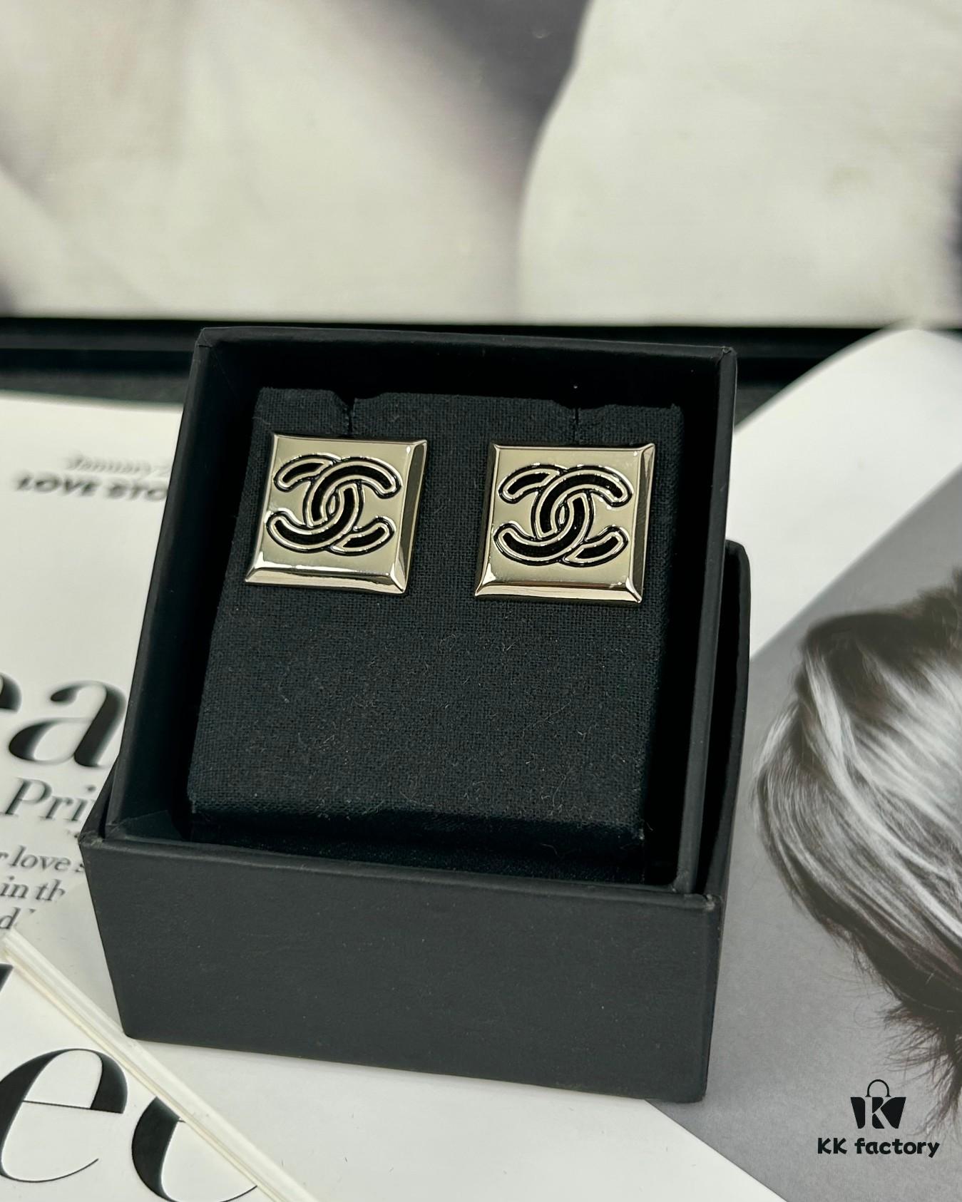 Xiaoxiang New Arrival Square Smooth Black/White Drip Edge Hollow Double C Stud Earrings (Available in Two Colors)