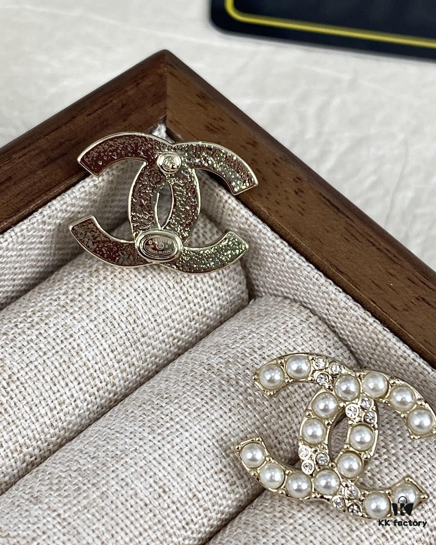 CHANE New Arrival Small Pearl Double C Diamond-Inlaid Stud Earrings