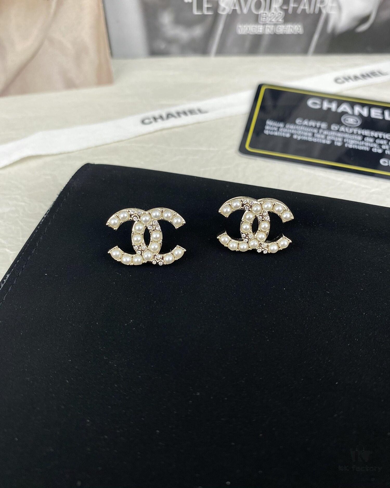 CHANE New Arrival Small Pearl Double C Diamond-Inlaid Stud Earrings