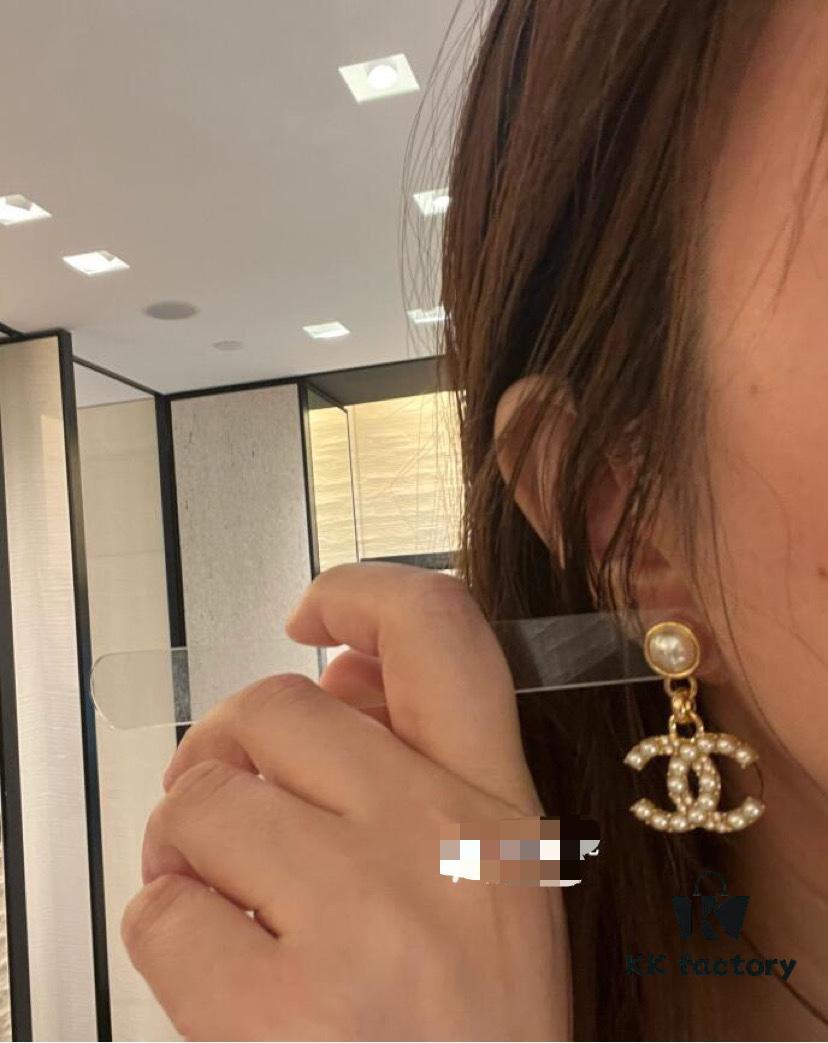 New Xiaoxiang Pearl Inlaid with Diamond Double C Pendant Earrings