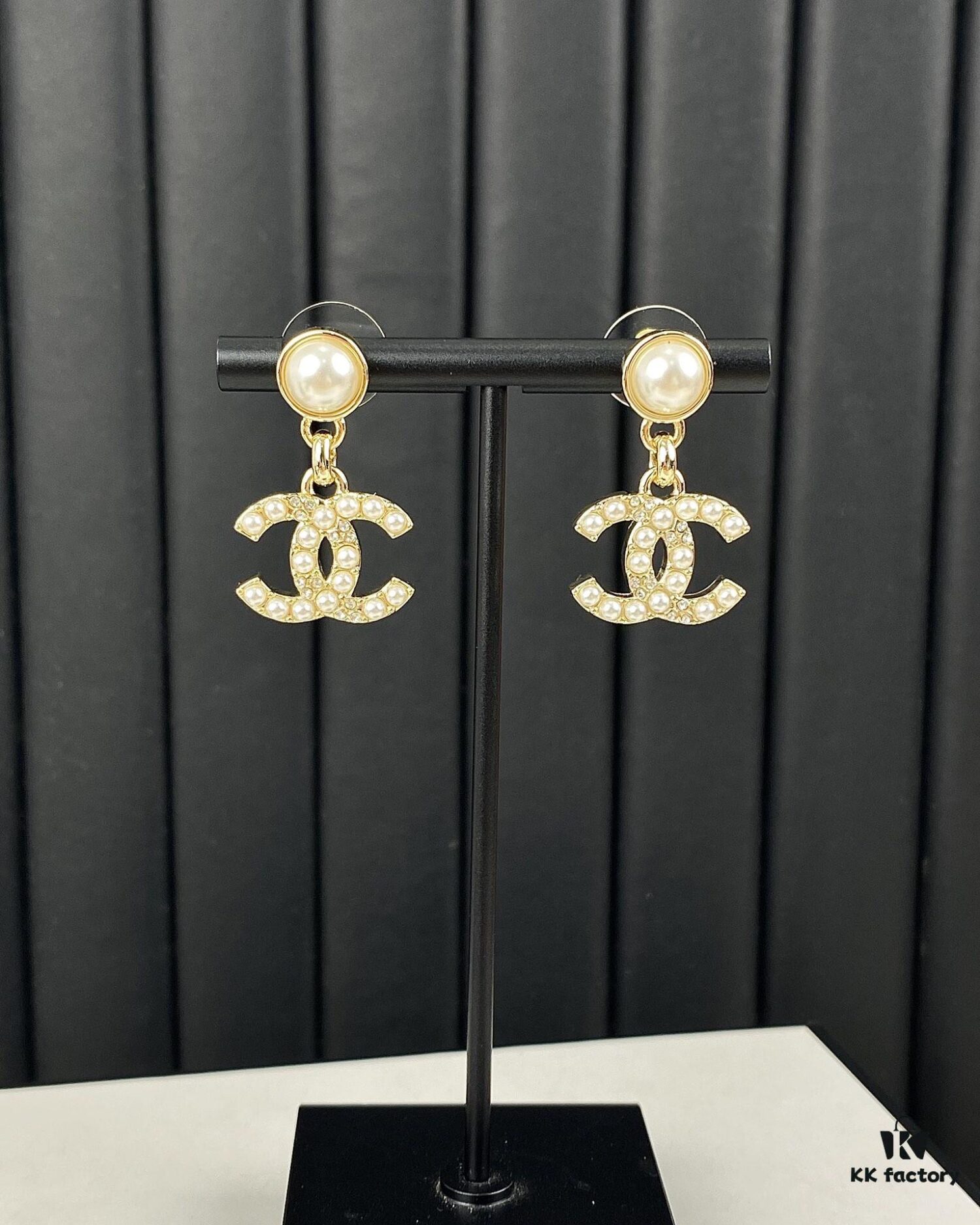 New Xiaoxiang Pearl Inlaid with Diamond Double C Pendant Earrings