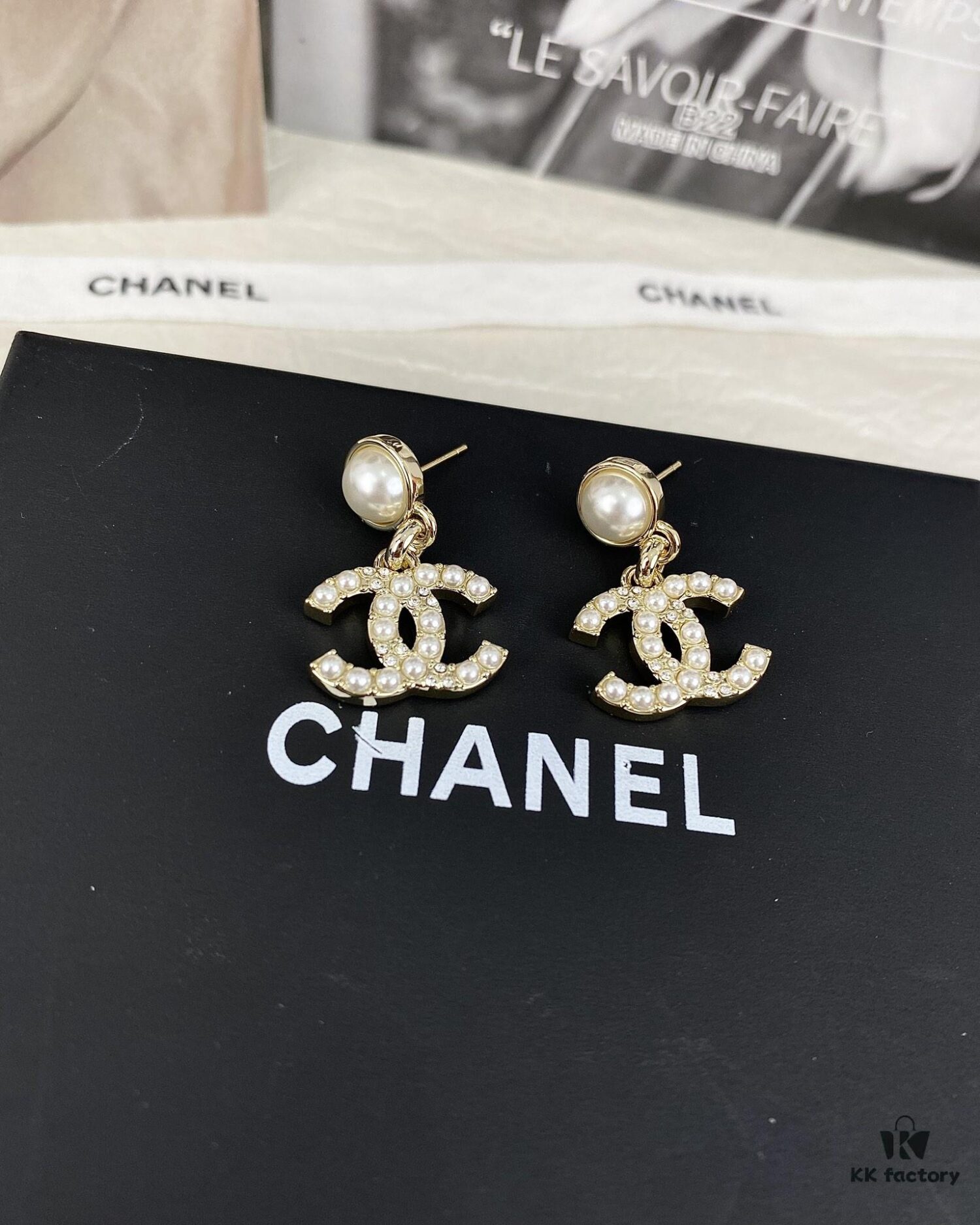 New Xiaoxiang Pearl Inlaid with Diamond Double C Pendant Earrings