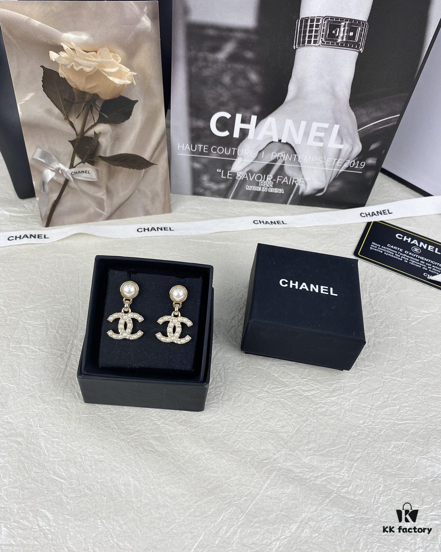 New Xiaoxiang Pearl Inlaid with Diamond Double C Pendant Earrings