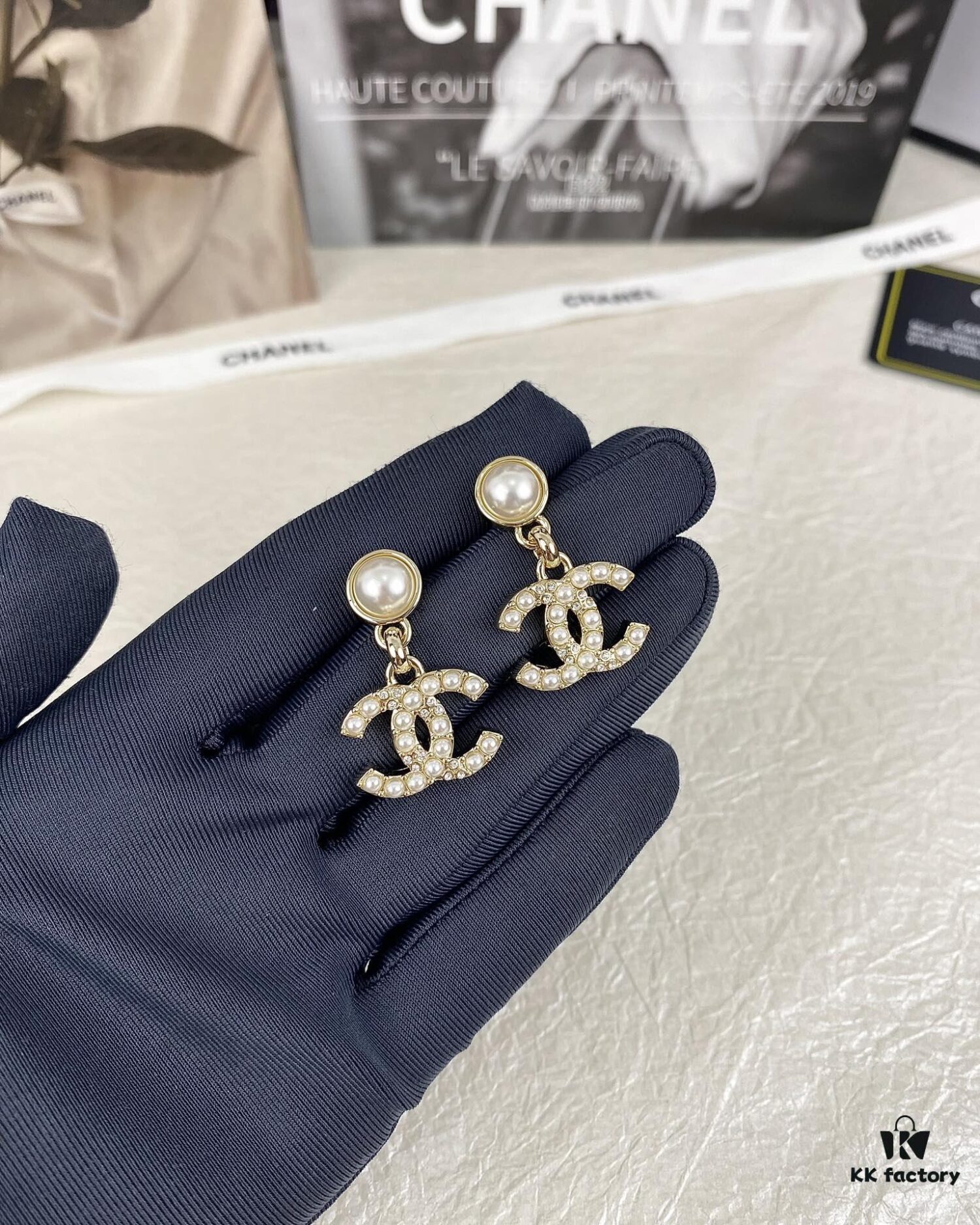 New Xiaoxiang Pearl Inlaid with Diamond Double C Pendant Earrings