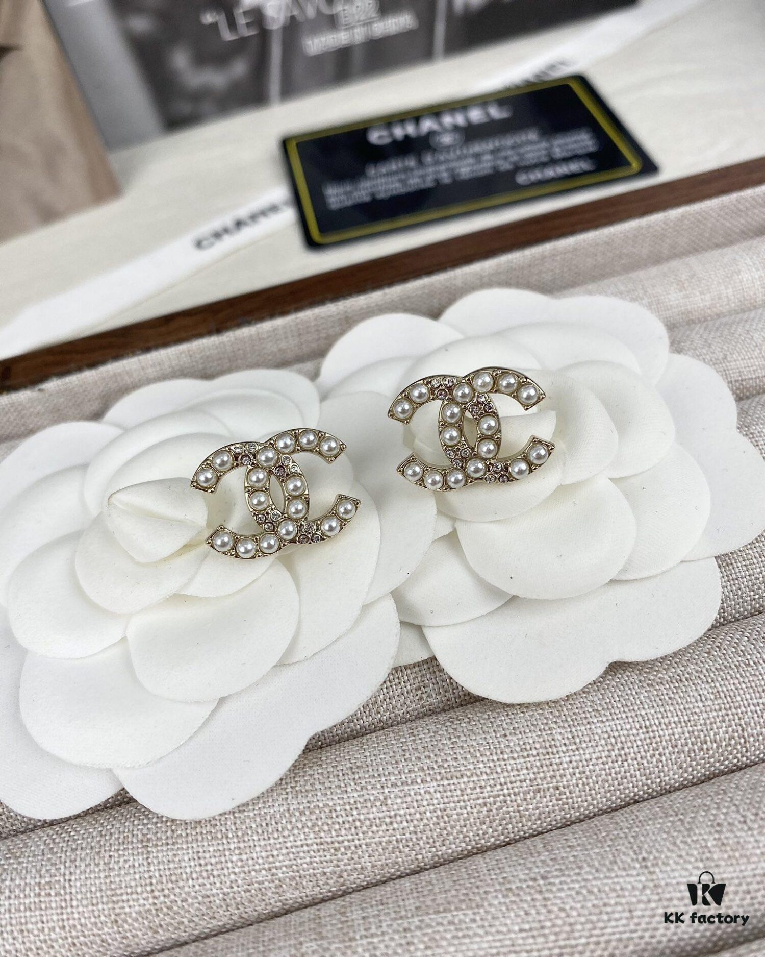 CHANE New Arrival Small Pearl Double C Diamond-Inlaid Stud Earrings