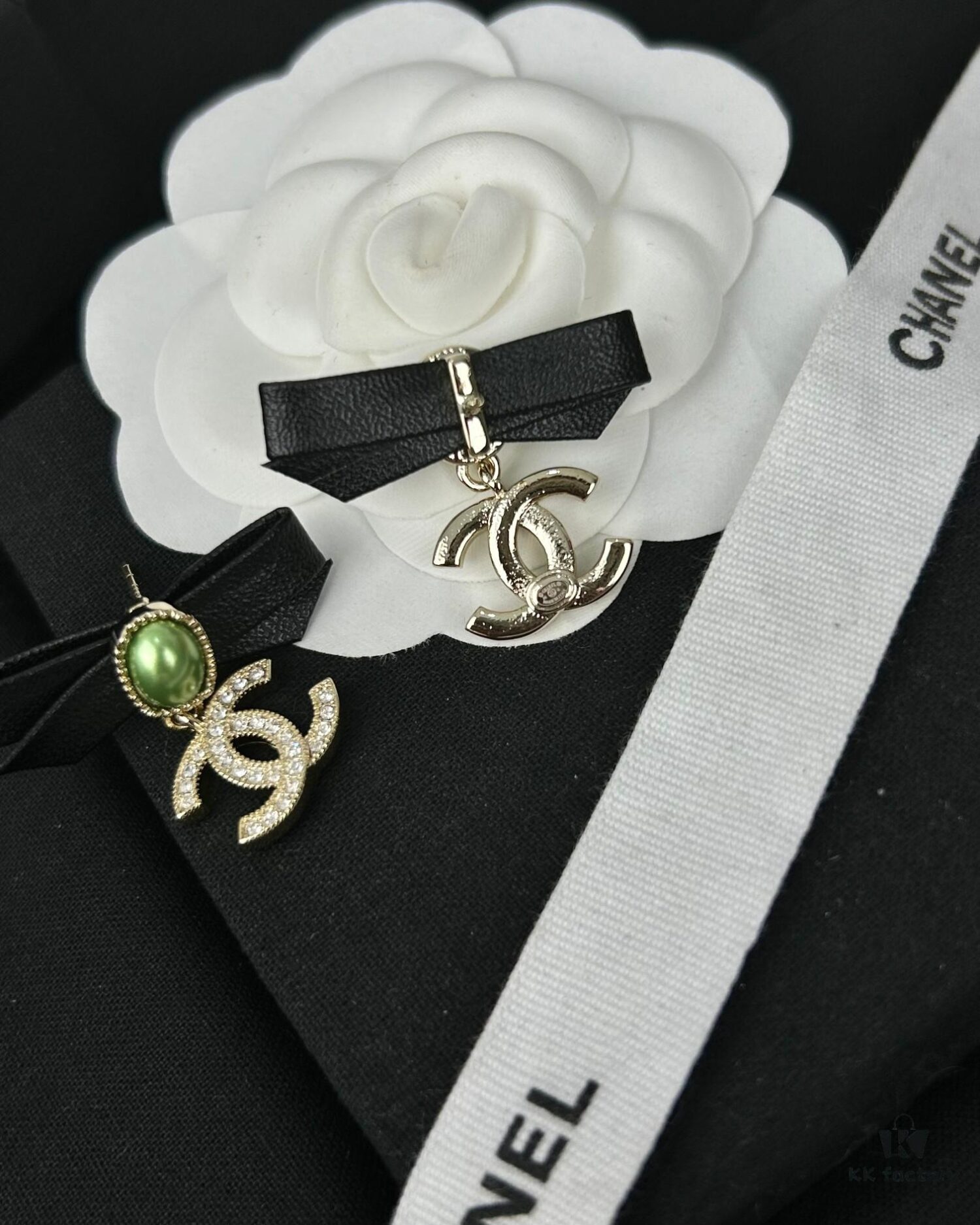 New Xiaoxiang Black Bow 🎀 Green Pearl Double C Diamond-Inlaid Earrings