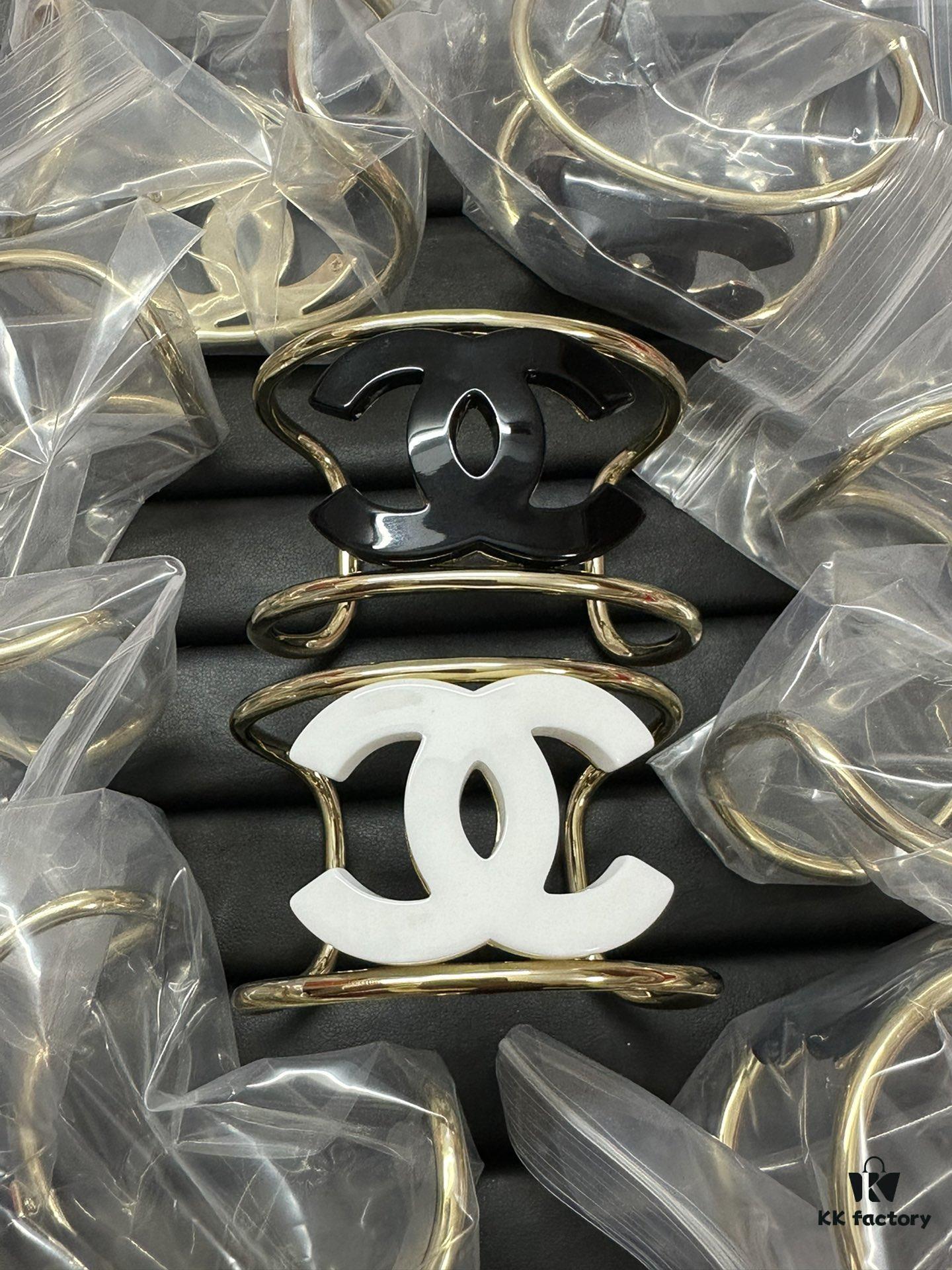 Xiao Xiang New Arrival High-Quality Acrylic Double C Bracelet in Black and White