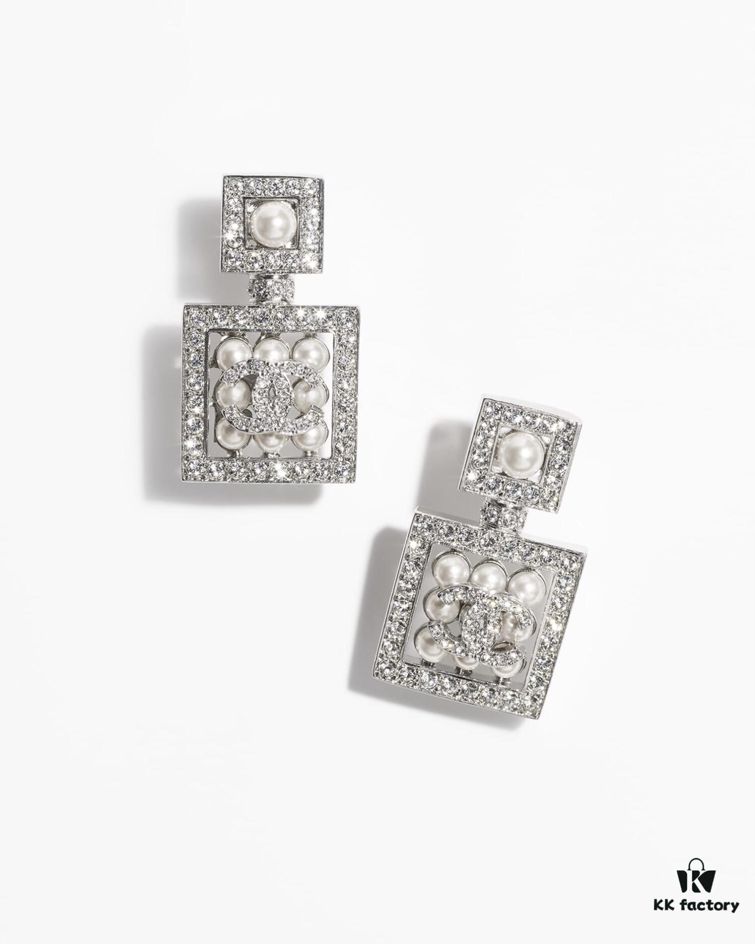 Xiaoxiang New Arrival Luxury Full Diamond Pearl Inlaid Square Earrings ✨🦋