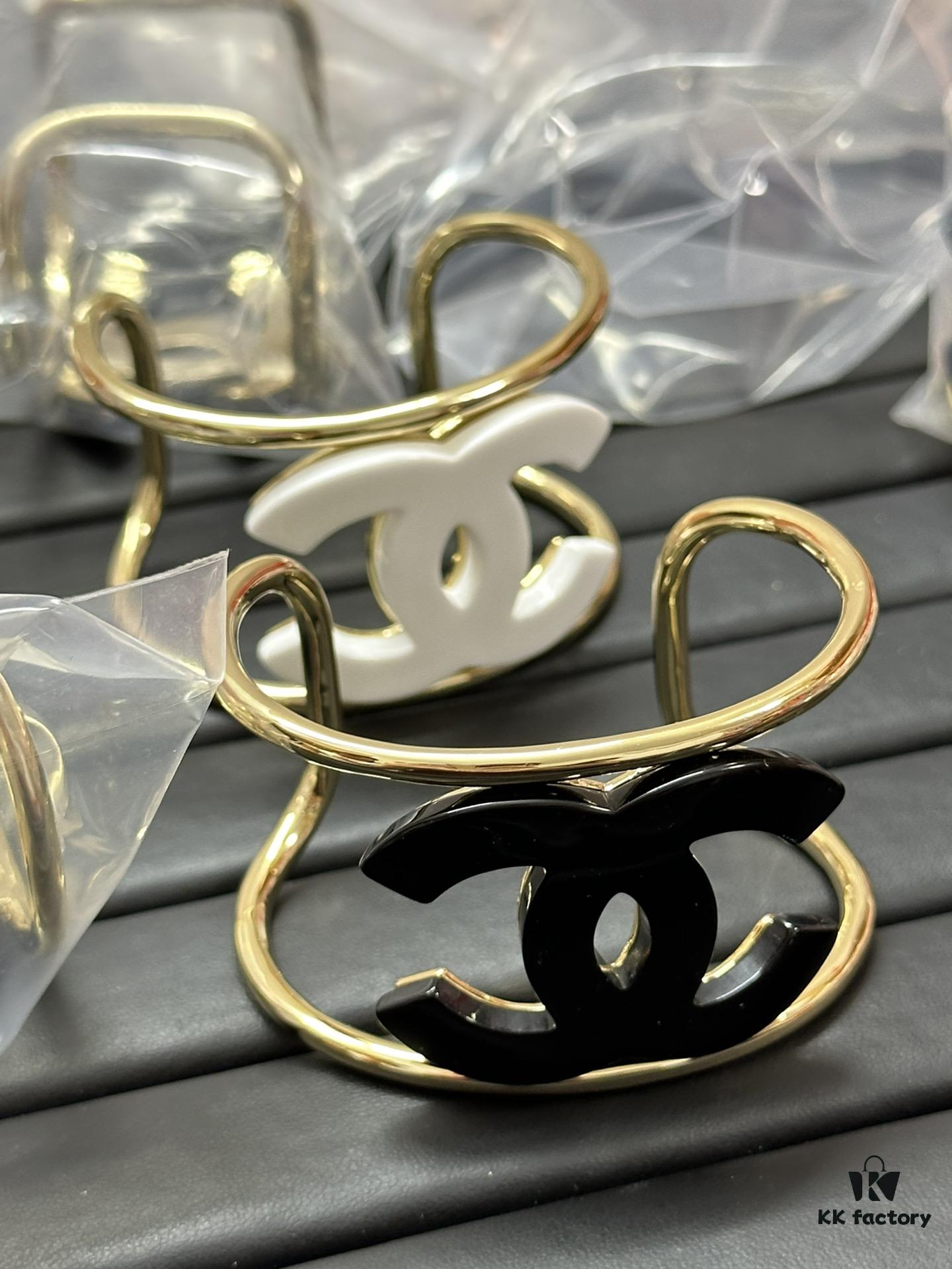 Xiao Xiang New Arrival High-Quality Acrylic Double C Bracelet in Black and White