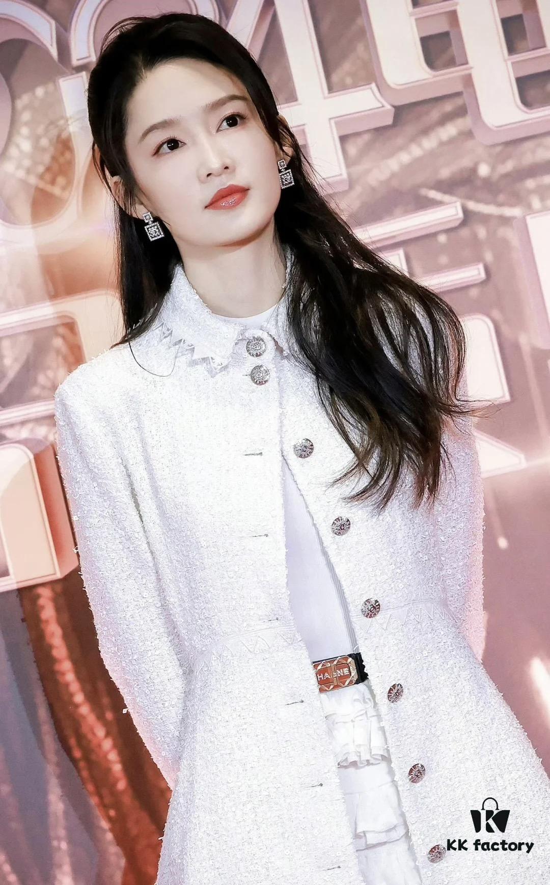 Xiaoxiang New Arrival Luxury Full Diamond Pearl Inlaid Square Earrings ✨🦋