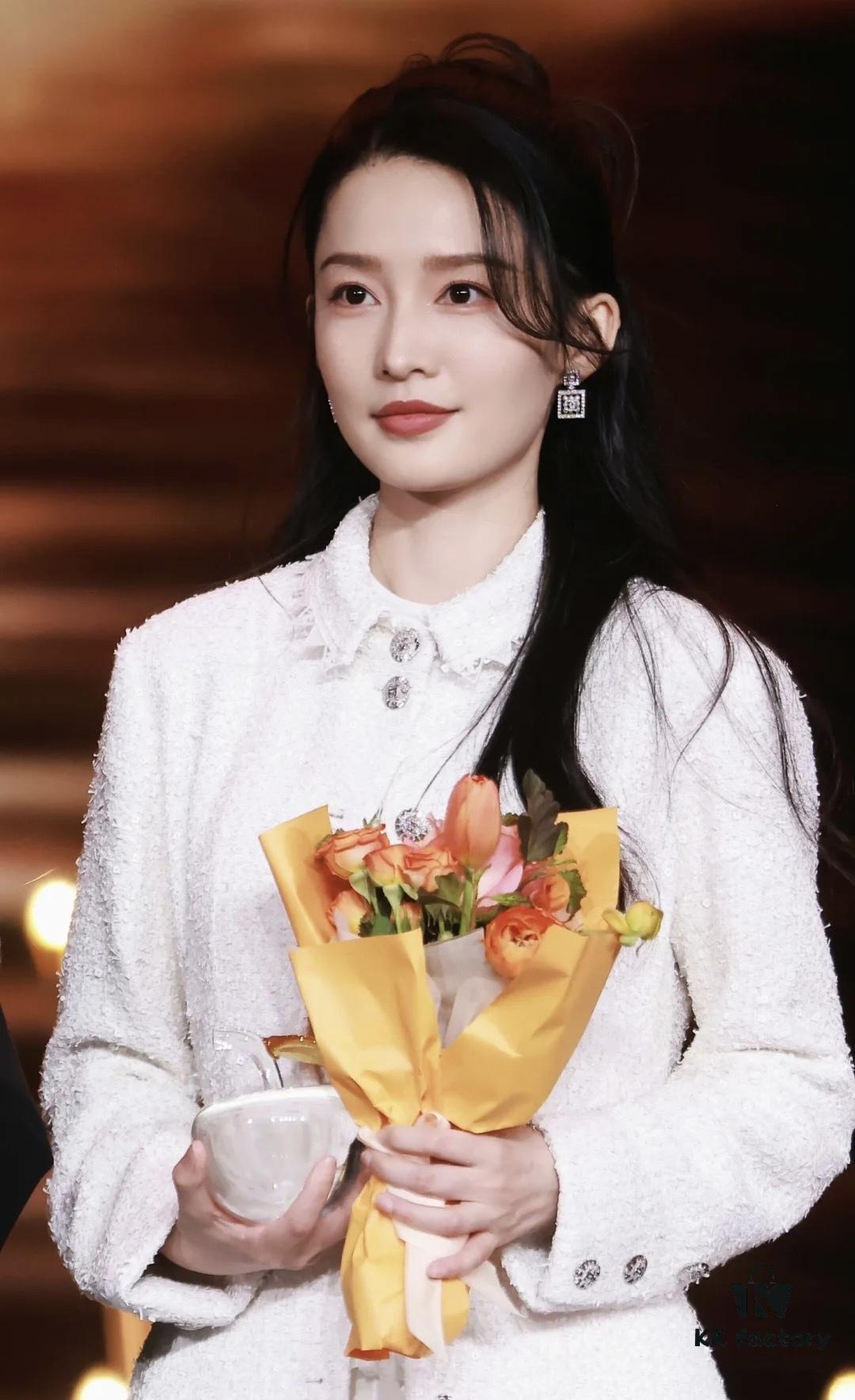 Xiaoxiang New Arrival Luxury Full Diamond Pearl Inlaid Square Earrings ✨🦋