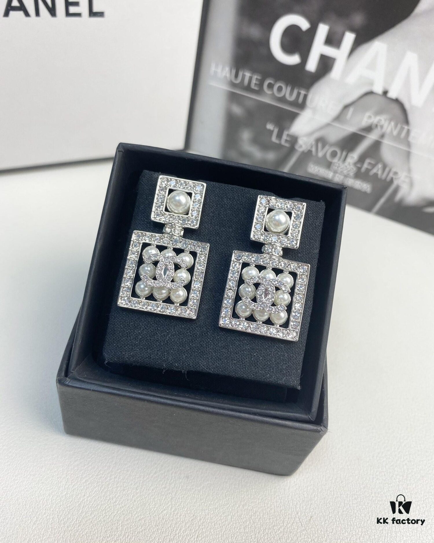 Xiaoxiang New Arrival Luxury Full Diamond Pearl Inlaid Square Earrings ✨🦋