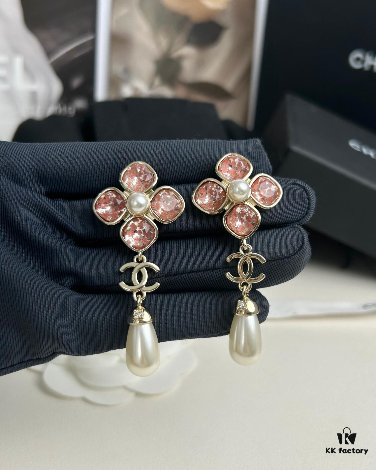 Xiaoxiang New Arrival Pink Zircon Four-Leaf Clover with Pearl Pendant Earrings
