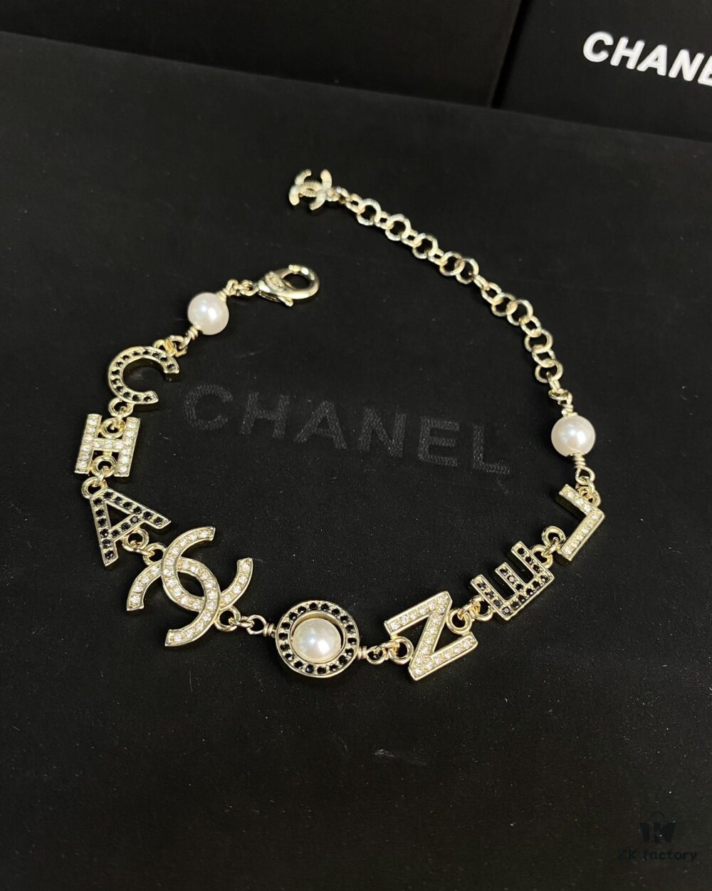 Xiaoxiang New Arrival English Letter Inlaid White Black Rhinestone Bracelet ✨✨🦋