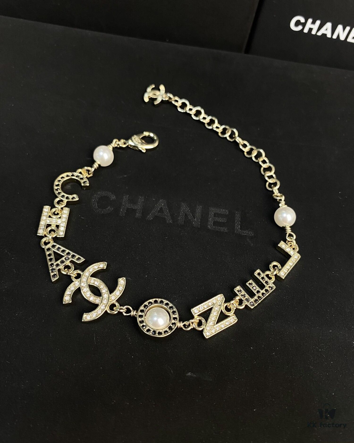 Xiaoxiang New Arrival English Letter Inlaid White Black Rhinestone Bracelet ✨✨🦋