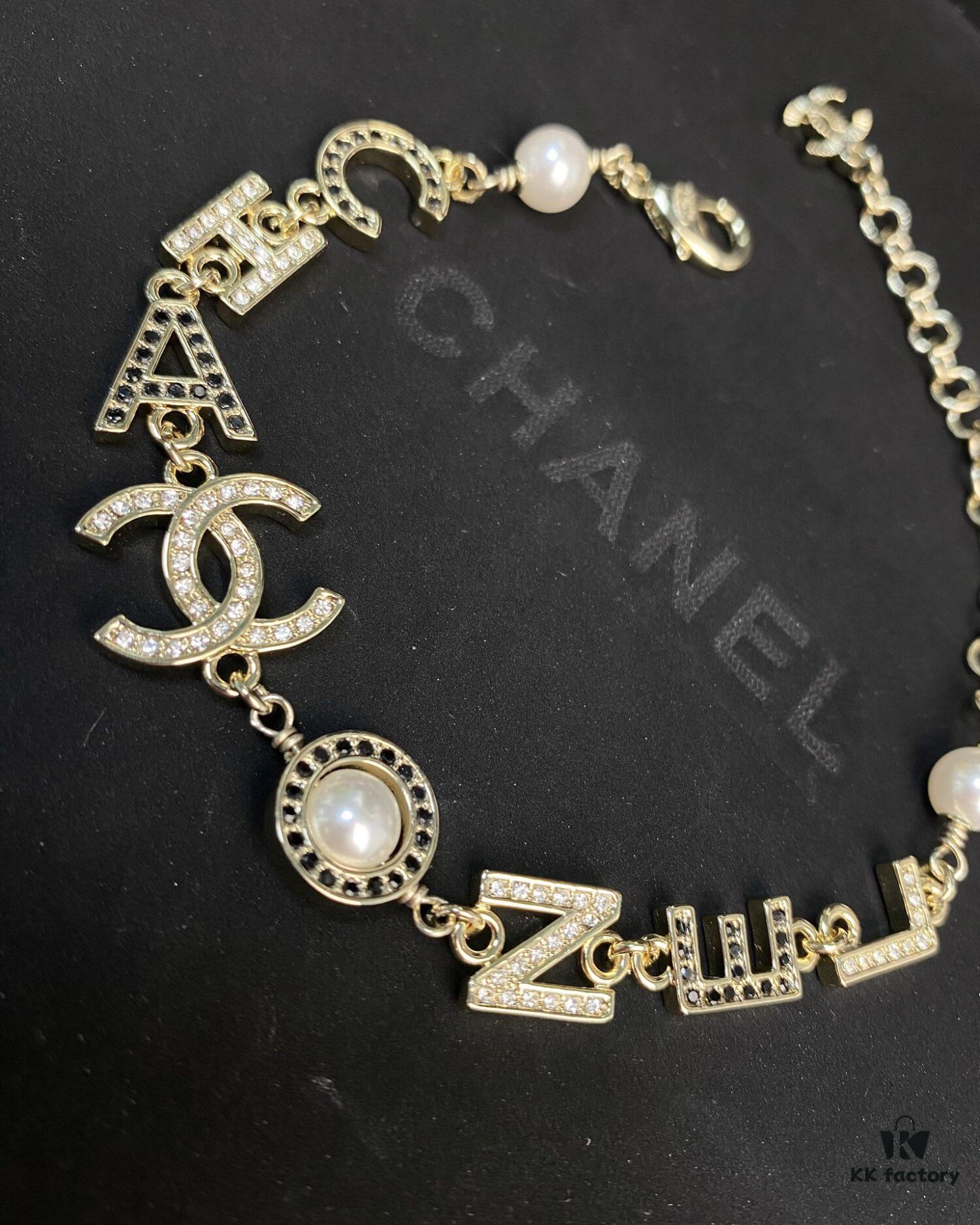 Xiaoxiang New Arrival English Letter Inlaid White Black Rhinestone Bracelet ✨✨🦋