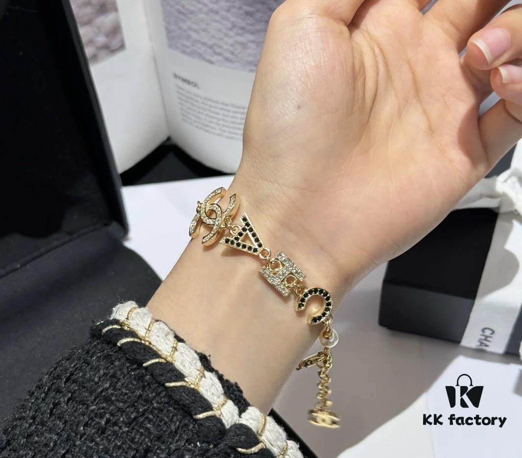 Xiaoxiang New Arrival English Letter Inlaid White Black Rhinestone Bracelet ✨✨🦋