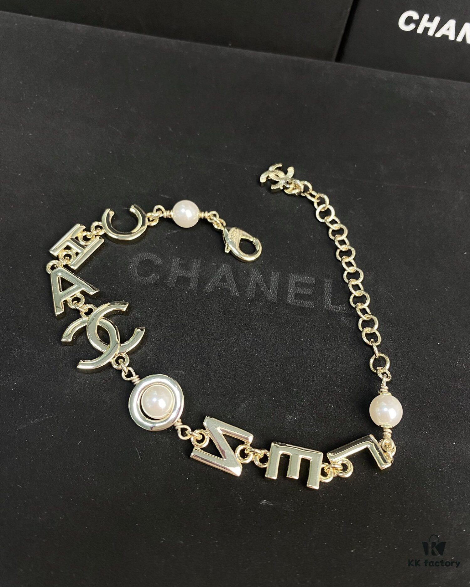 Xiaoxiang New Arrival English Letter Inlaid White Black Rhinestone Bracelet ✨✨🦋