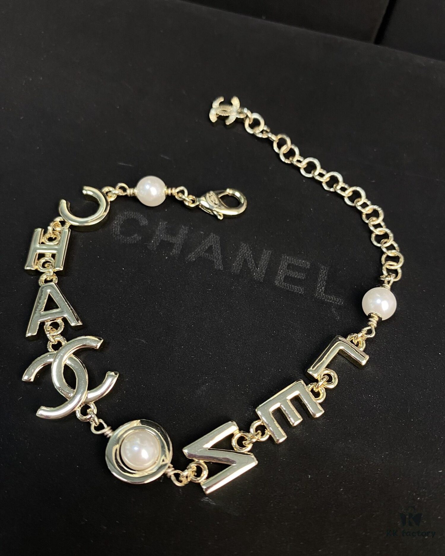 Xiaoxiang New Arrival English Letter Inlaid White Black Rhinestone Bracelet ✨✨🦋