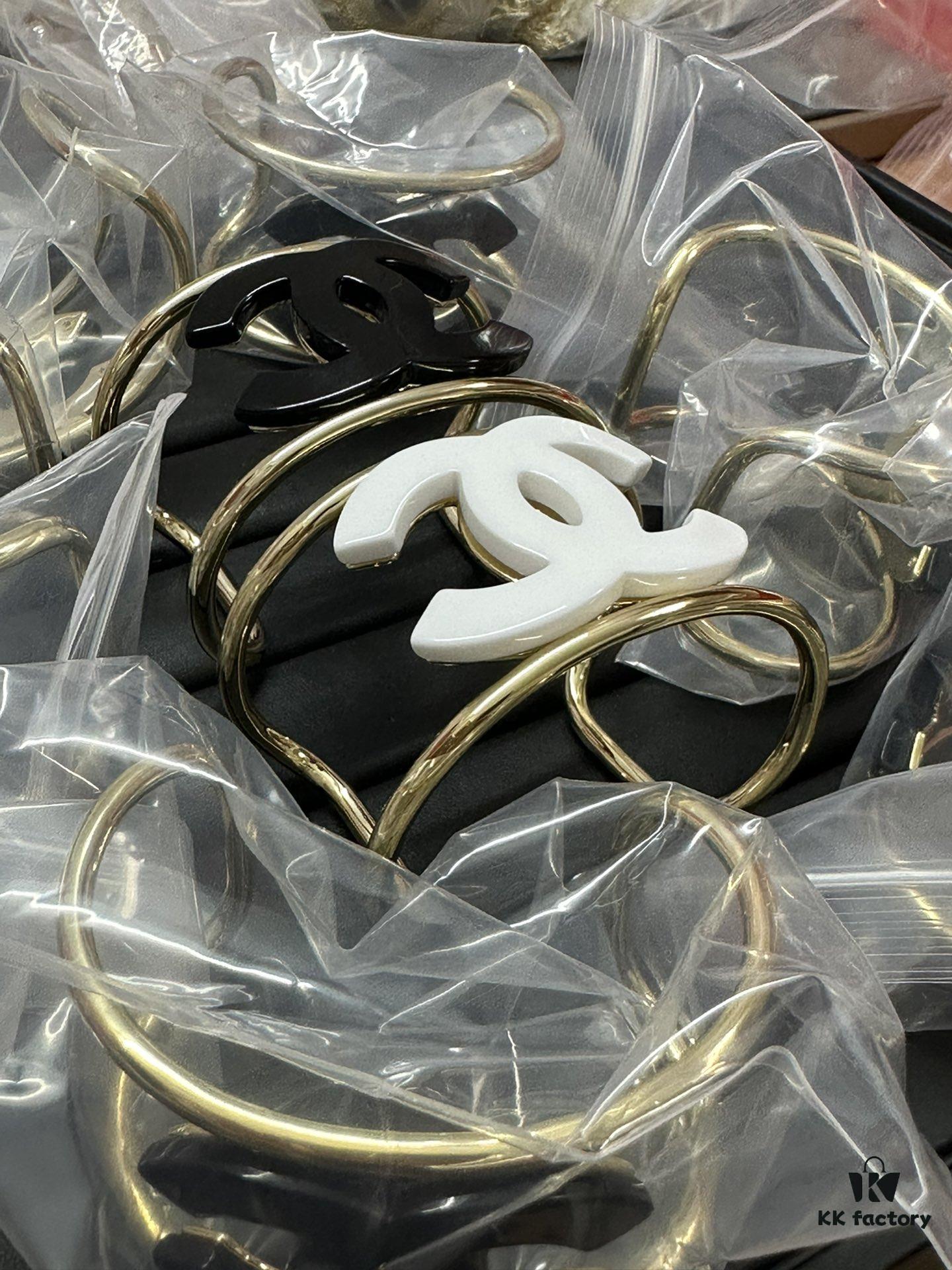 Xiao Xiang New Arrival High-Quality Acrylic Double C Bracelet in Black and White