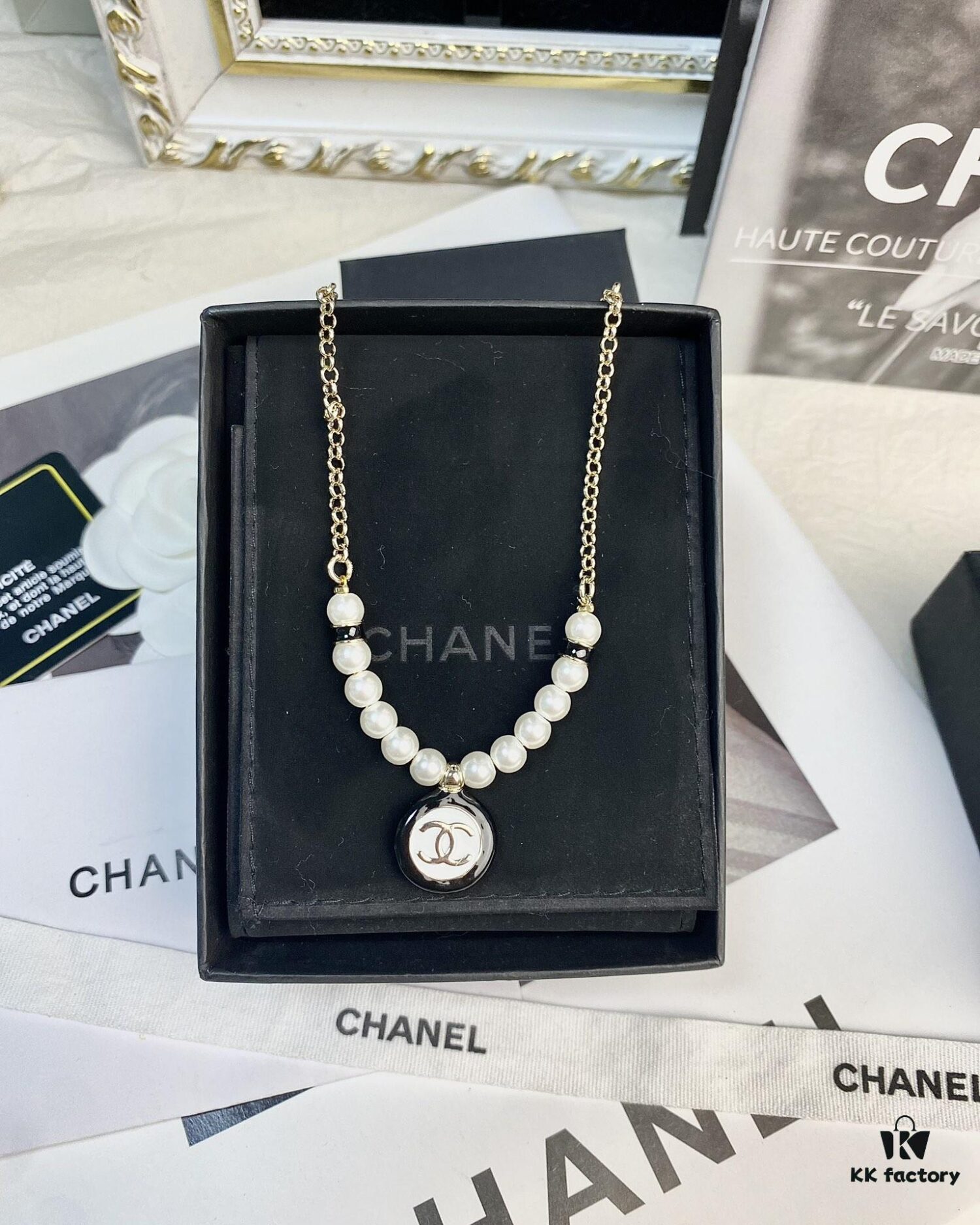 CHANE New Style Black and White Button Round Semi-Pearl Half Chain Necklace