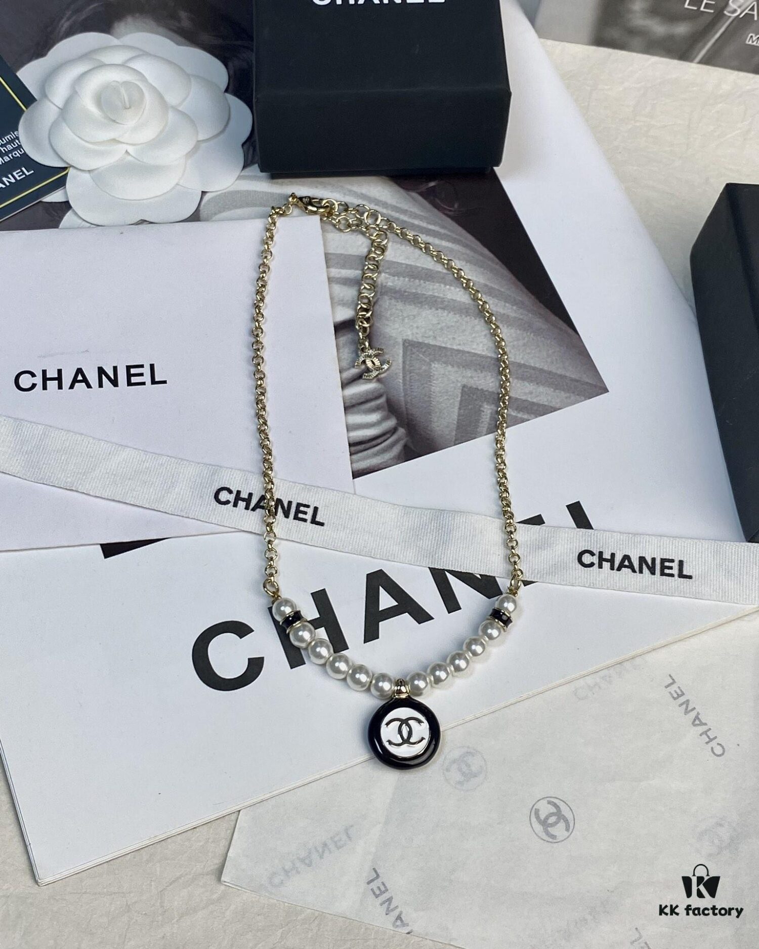 CHANE New Style Black and White Button Round Semi-Pearl Half Chain Necklace