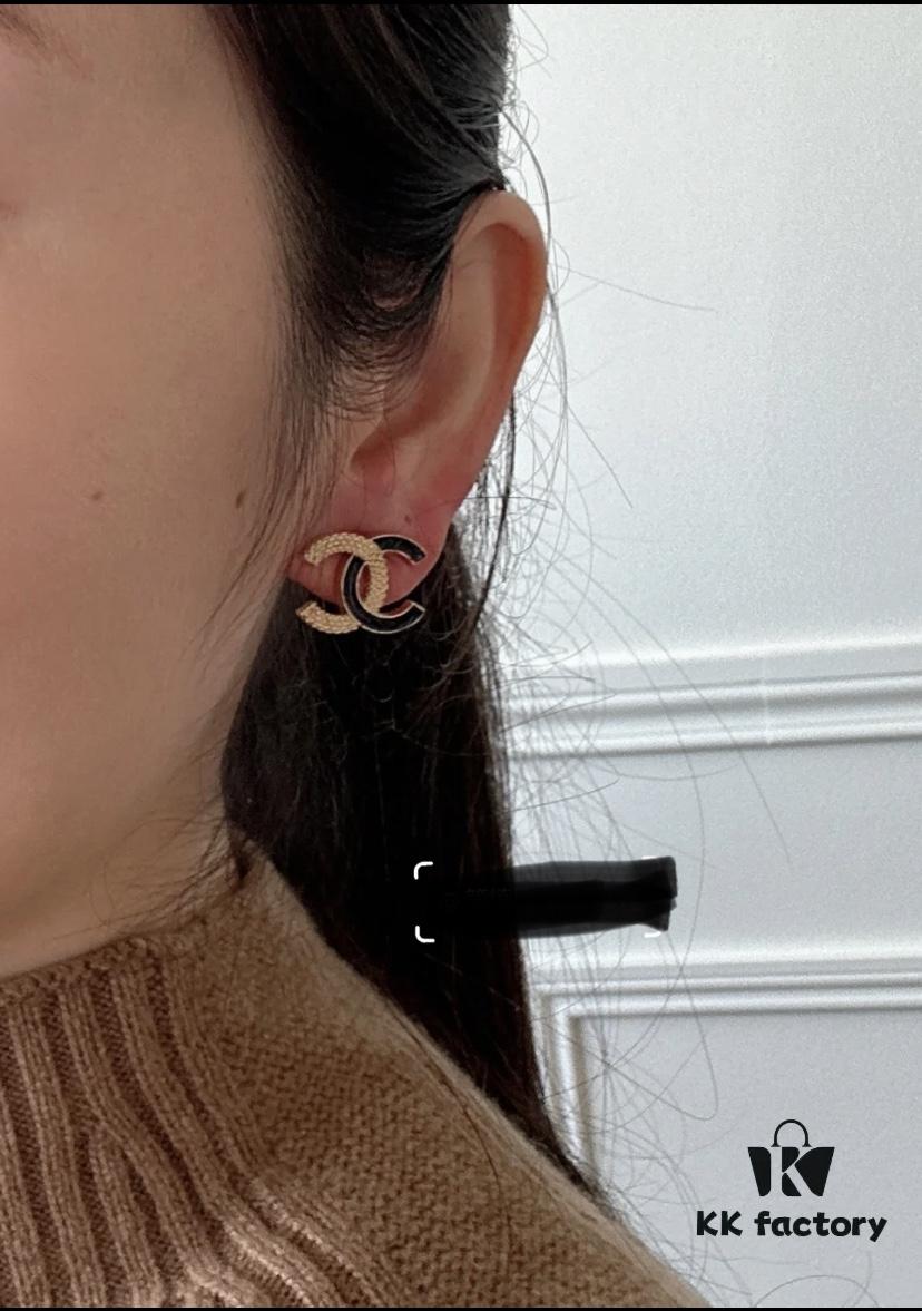 Xiaoxiang New Arrival Enamel Black and Gold Two-Tone Double C Stud Earrings Minimalist ✨✨