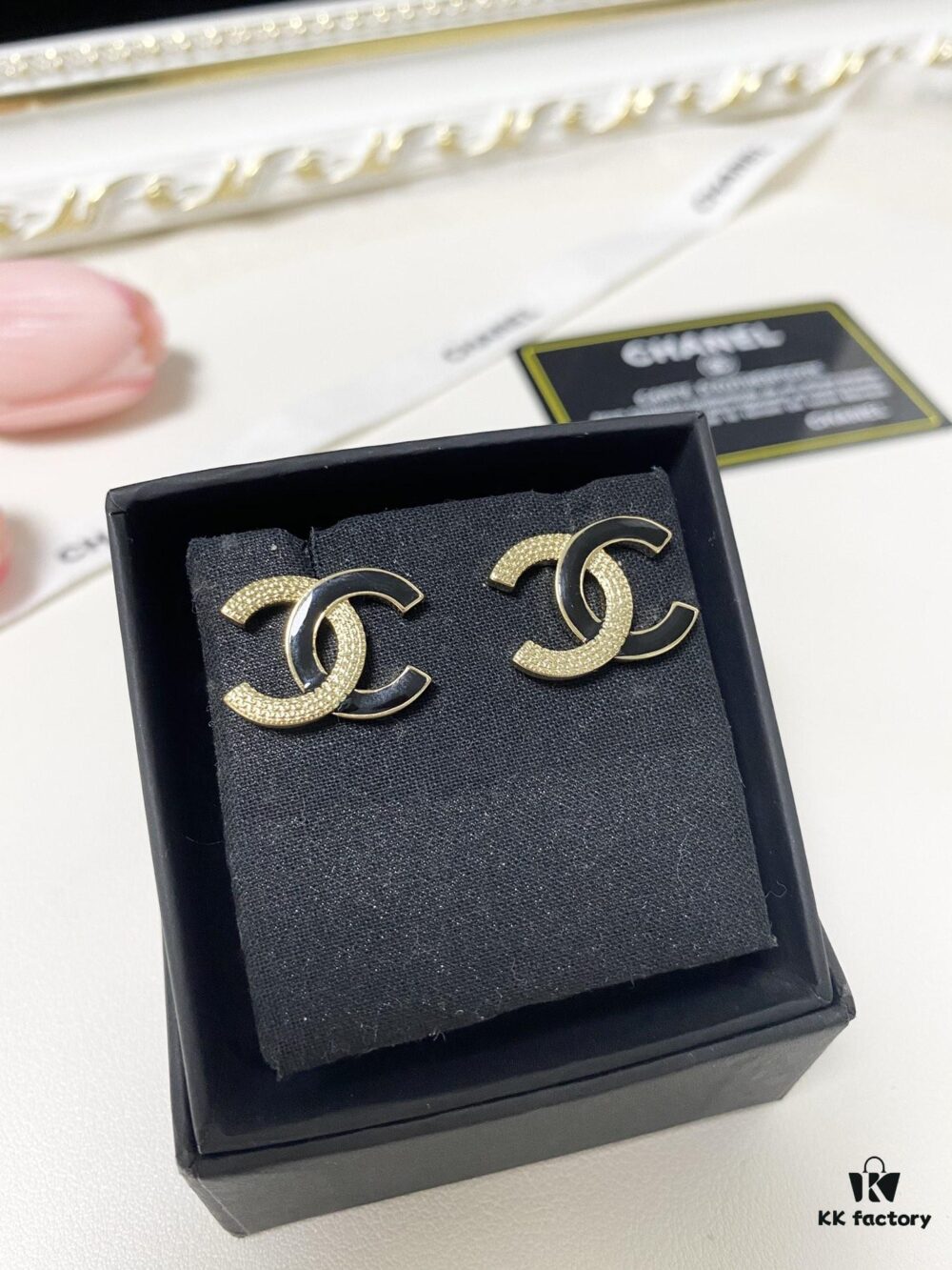 Xiaoxiang New Arrival Enamel Black and Gold Two-Tone Double C Stud Earrings Minimalist ✨✨