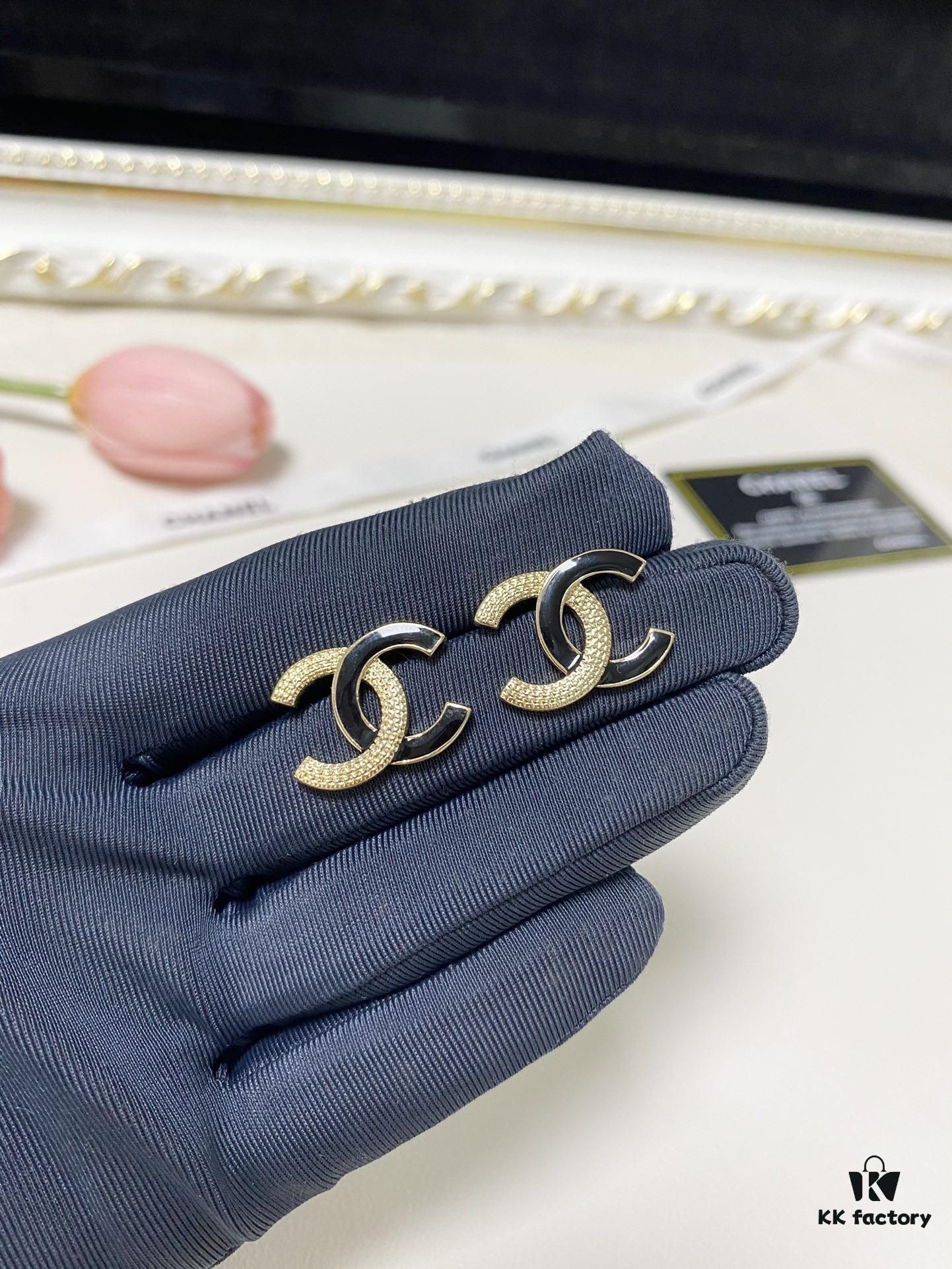 Xiaoxiang New Arrival Enamel Black and Gold Two-Tone Double C Stud Earrings Minimalist ✨✨