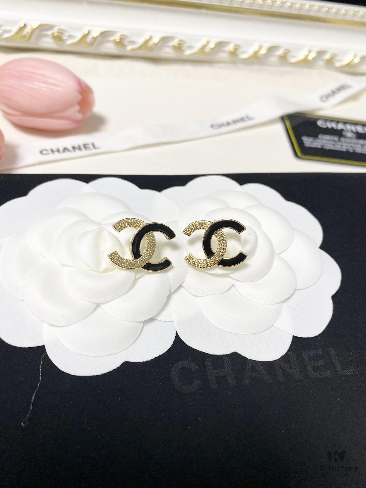 Xiaoxiang New Arrival Enamel Black and Gold Two-Tone Double C Stud Earrings Minimalist ✨✨