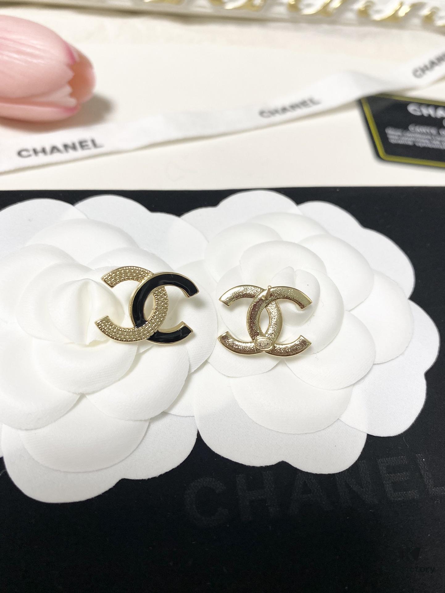 Xiaoxiang New Arrival Enamel Black and Gold Two-Tone Double C Stud Earrings Minimalist ✨✨