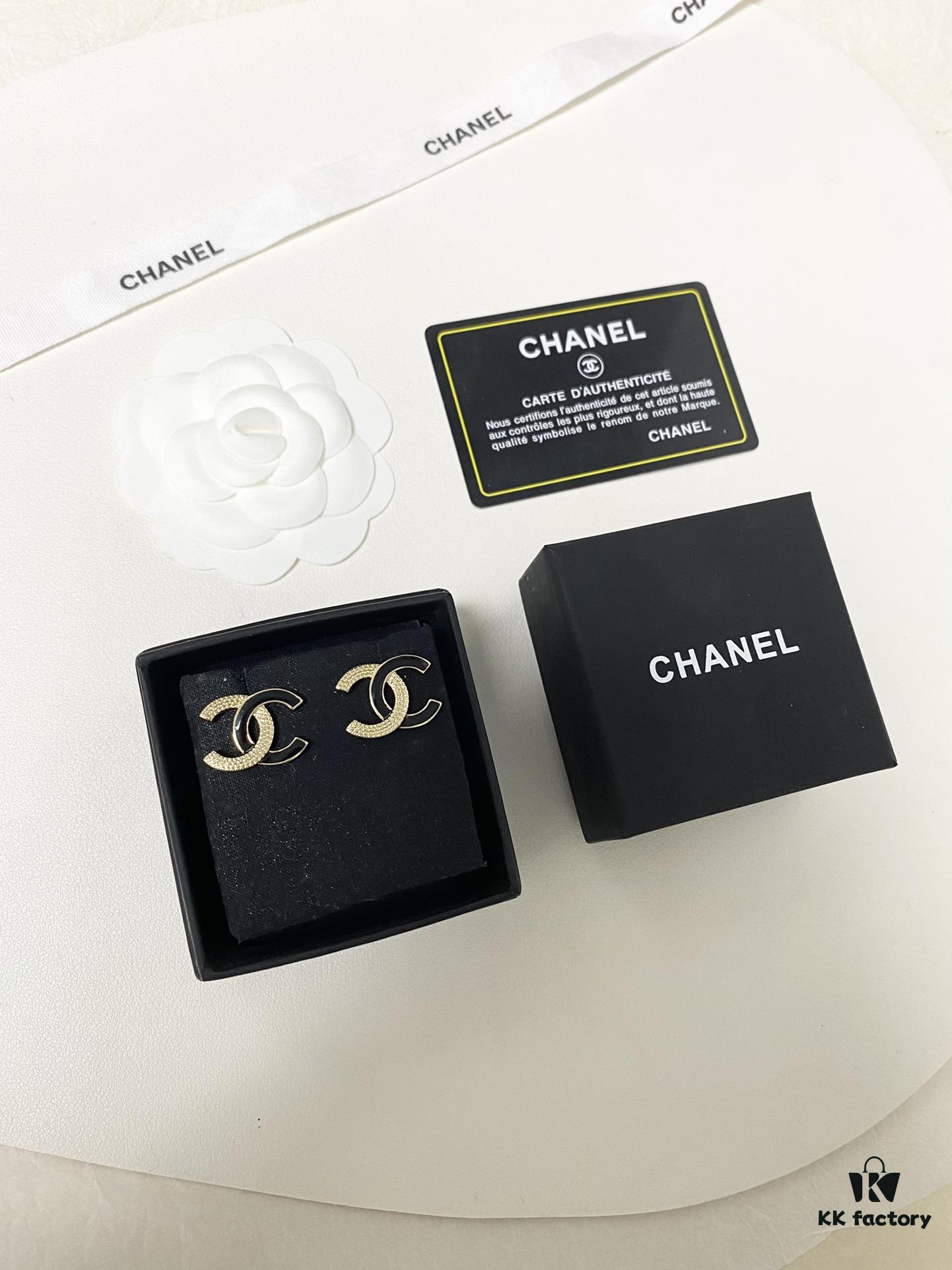 Xiaoxiang New Arrival Enamel Black and Gold Two-Tone Double C Stud Earrings Minimalist ✨✨