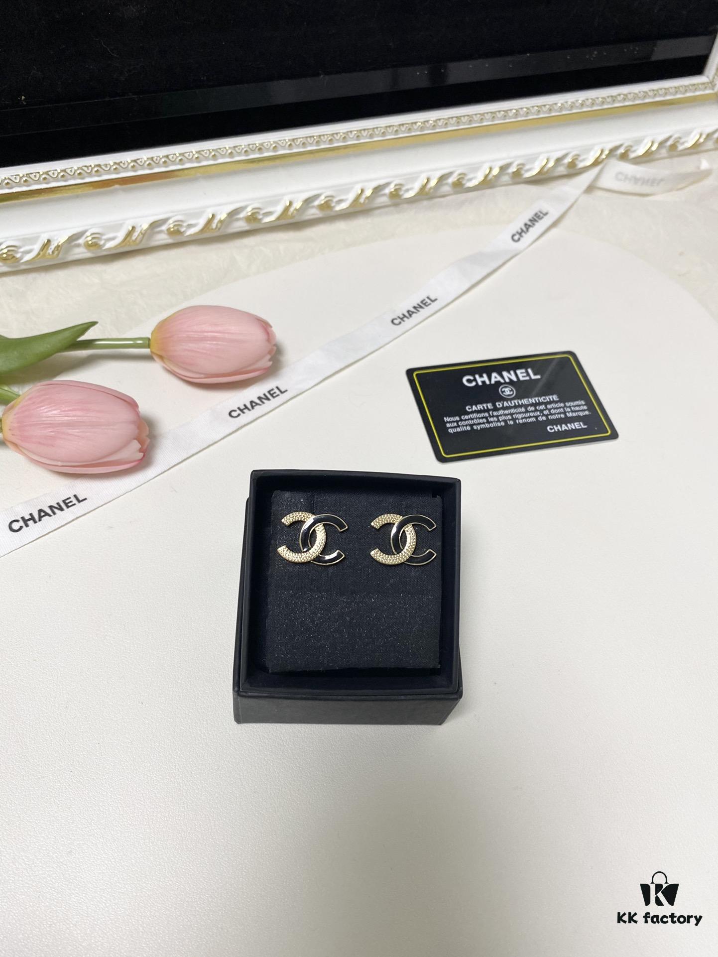 Xiaoxiang New Arrival Enamel Black and Gold Two-Tone Double C Stud Earrings Minimalist ✨✨