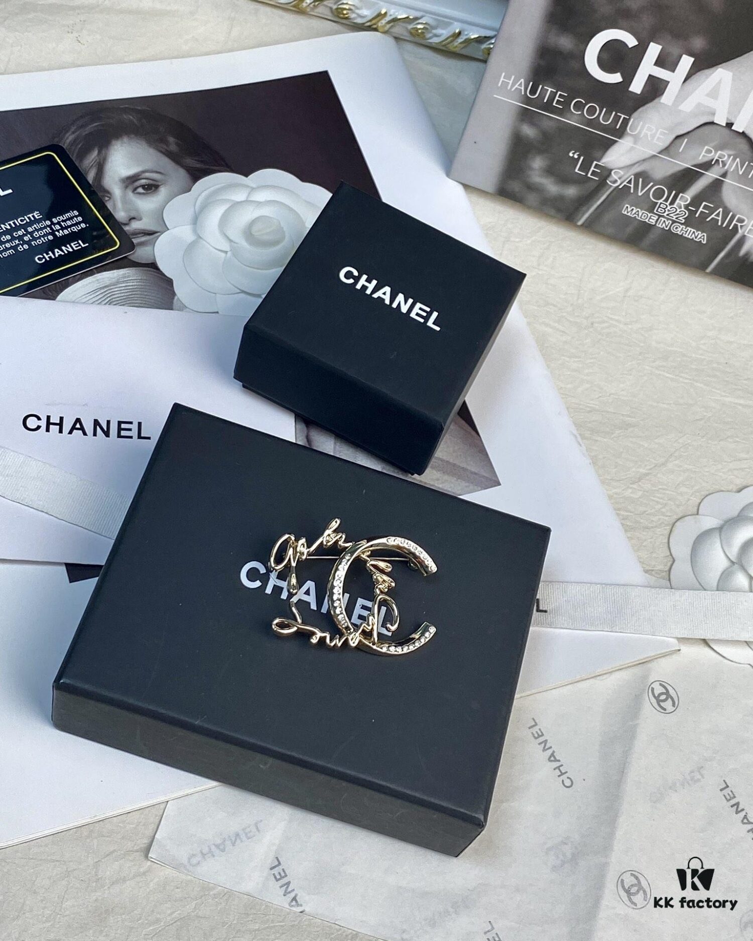 CHANE New Style Irregular Round Diamond Leaf Half-Diamond Letter Smooth Brooch