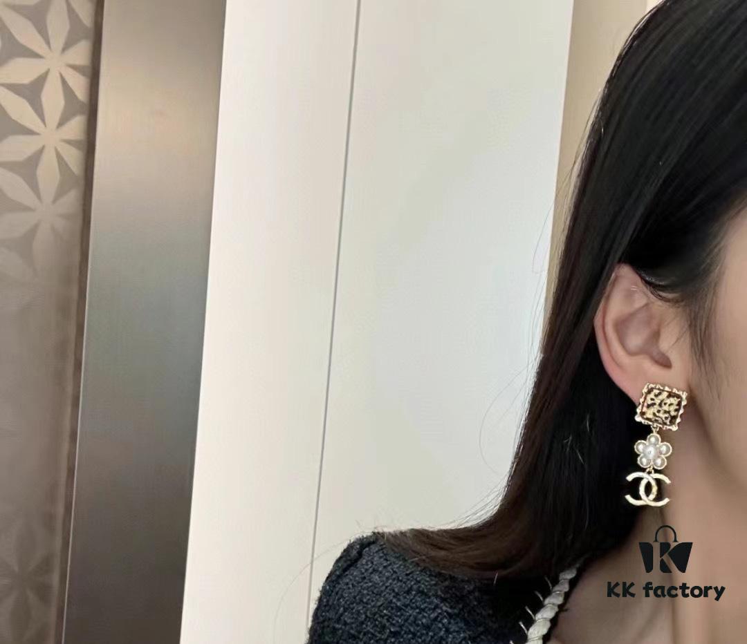 Xiaoxiang New Arrival Black Square Amber Flower Double C Long Earrings