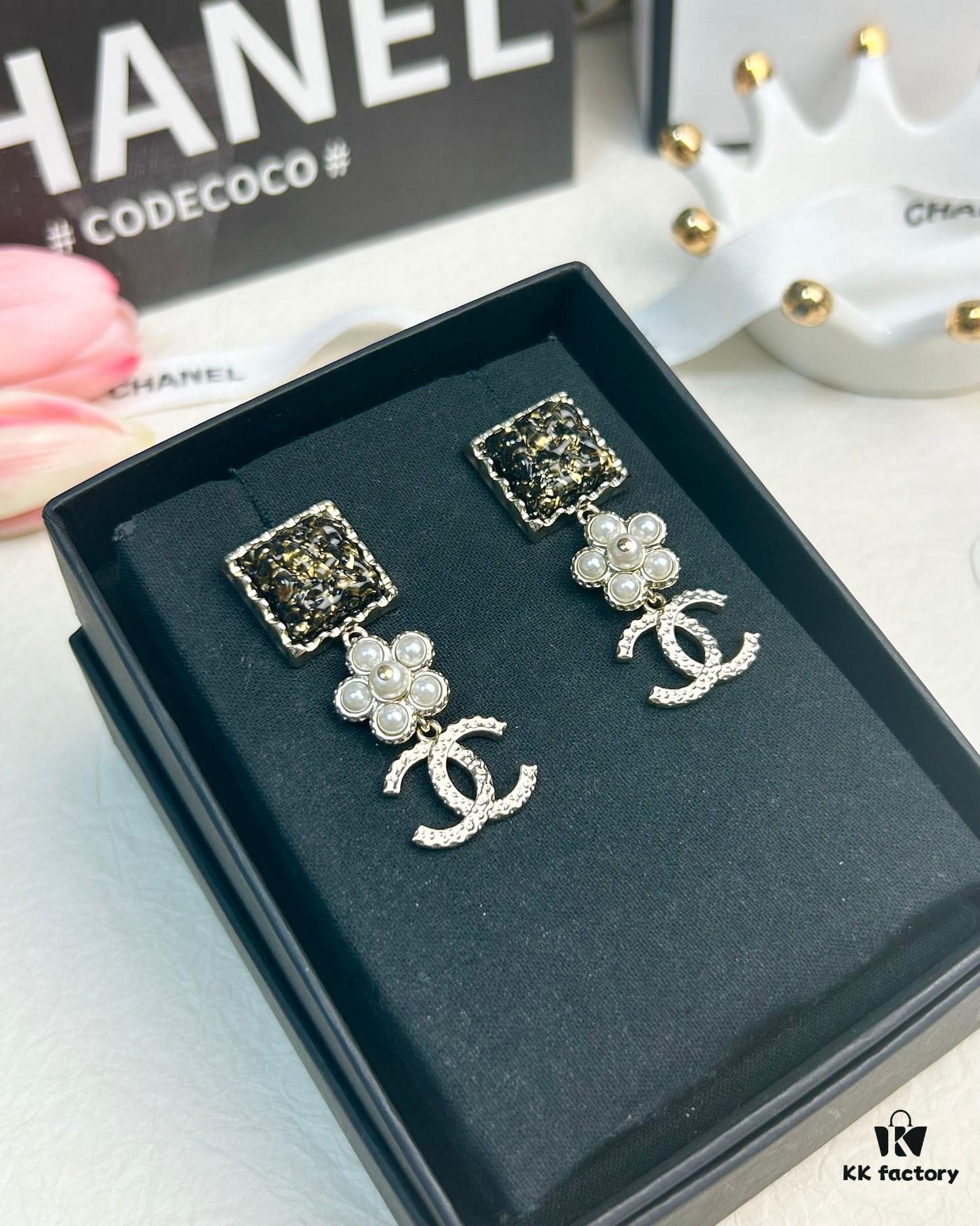 Xiaoxiang New Arrival Black Square Amber Flower Double C Long Earrings