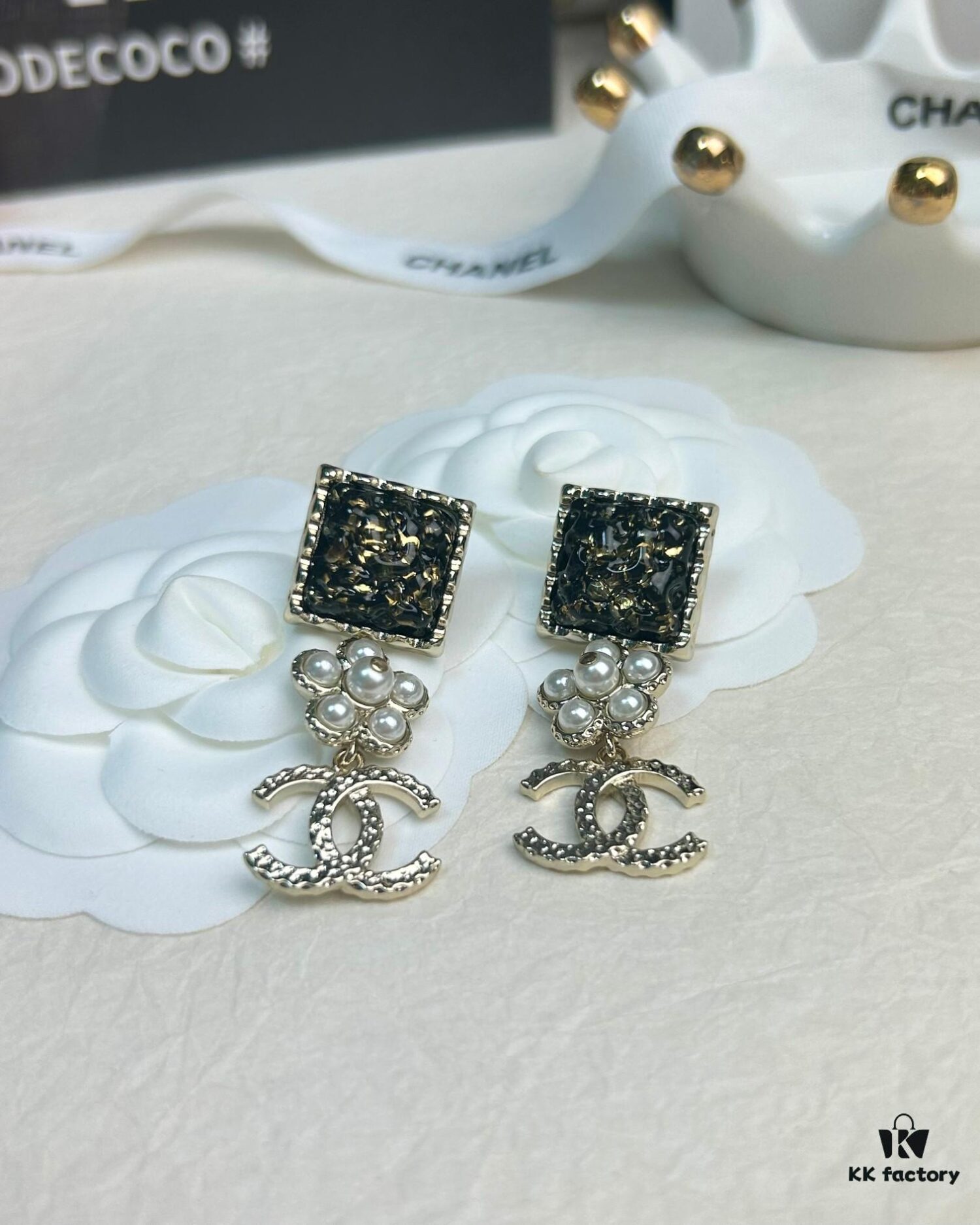 Xiaoxiang New Arrival Black Square Amber Flower Double C Long Earrings