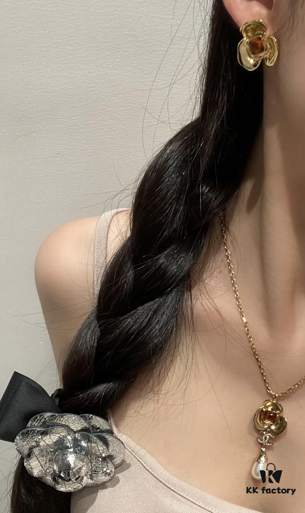 Xiaoxiang New Arrival Amber Square Rhinestone Camellia Flower Stud Earrings 🌺