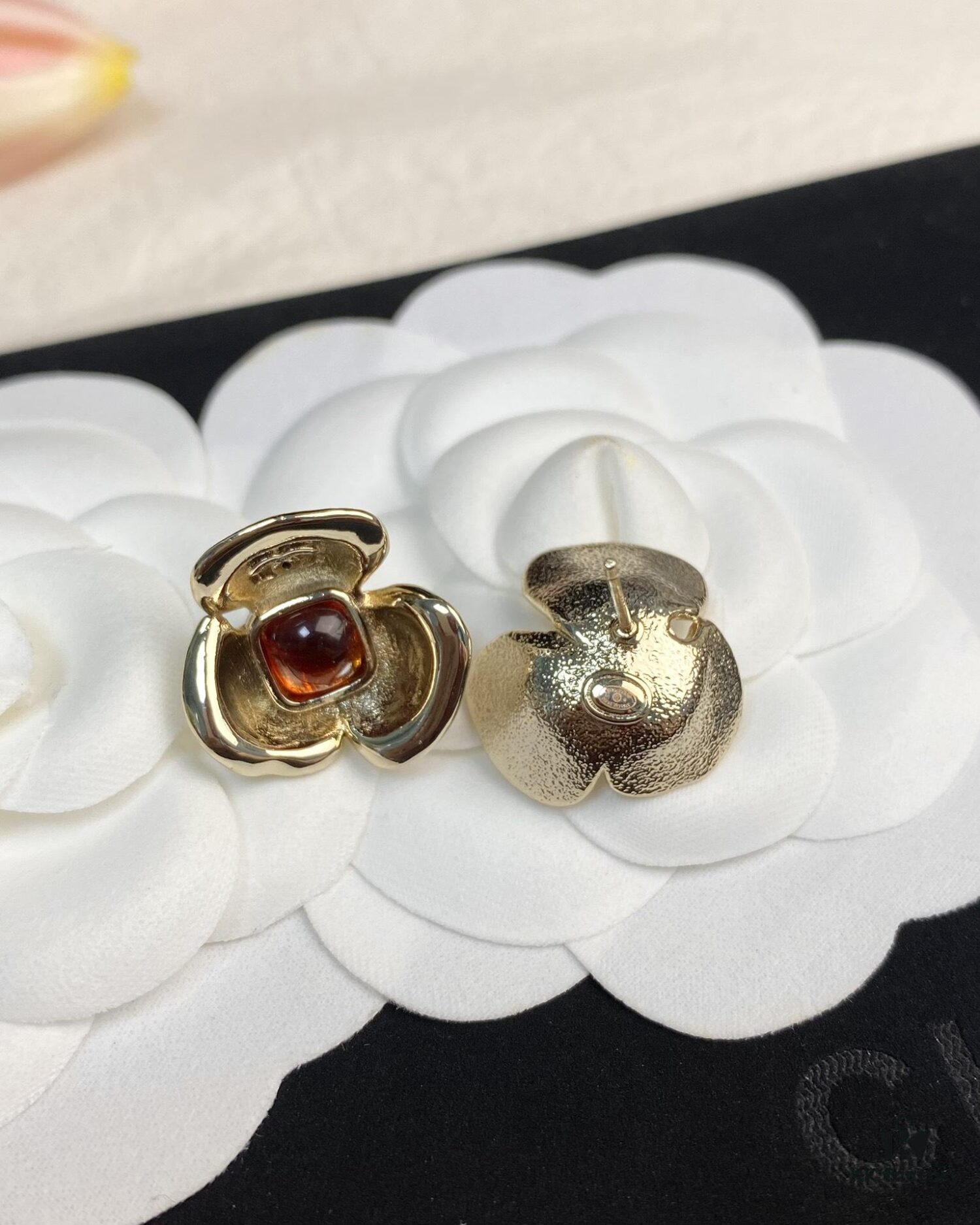 Xiaoxiang New Arrival Amber Square Rhinestone Camellia Flower Stud Earrings 🌺