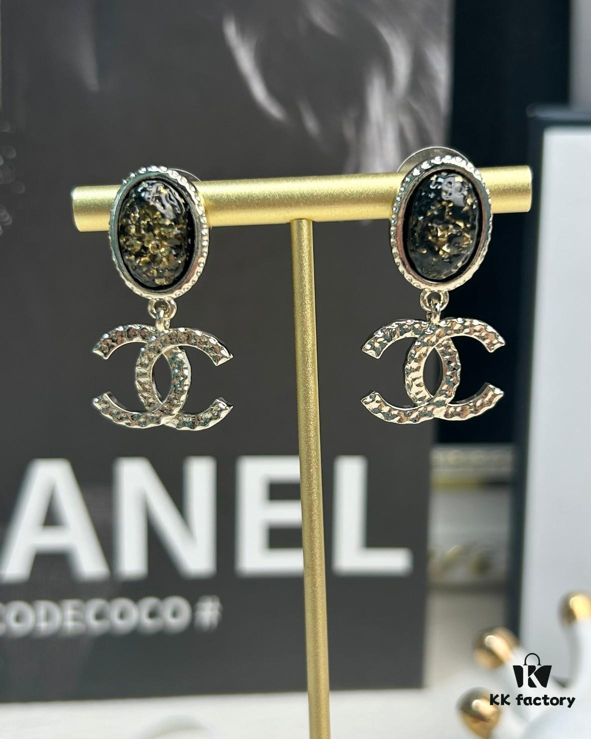 Xiaoxiang New Arrival Black Oval Lava Double C Earrings ✨