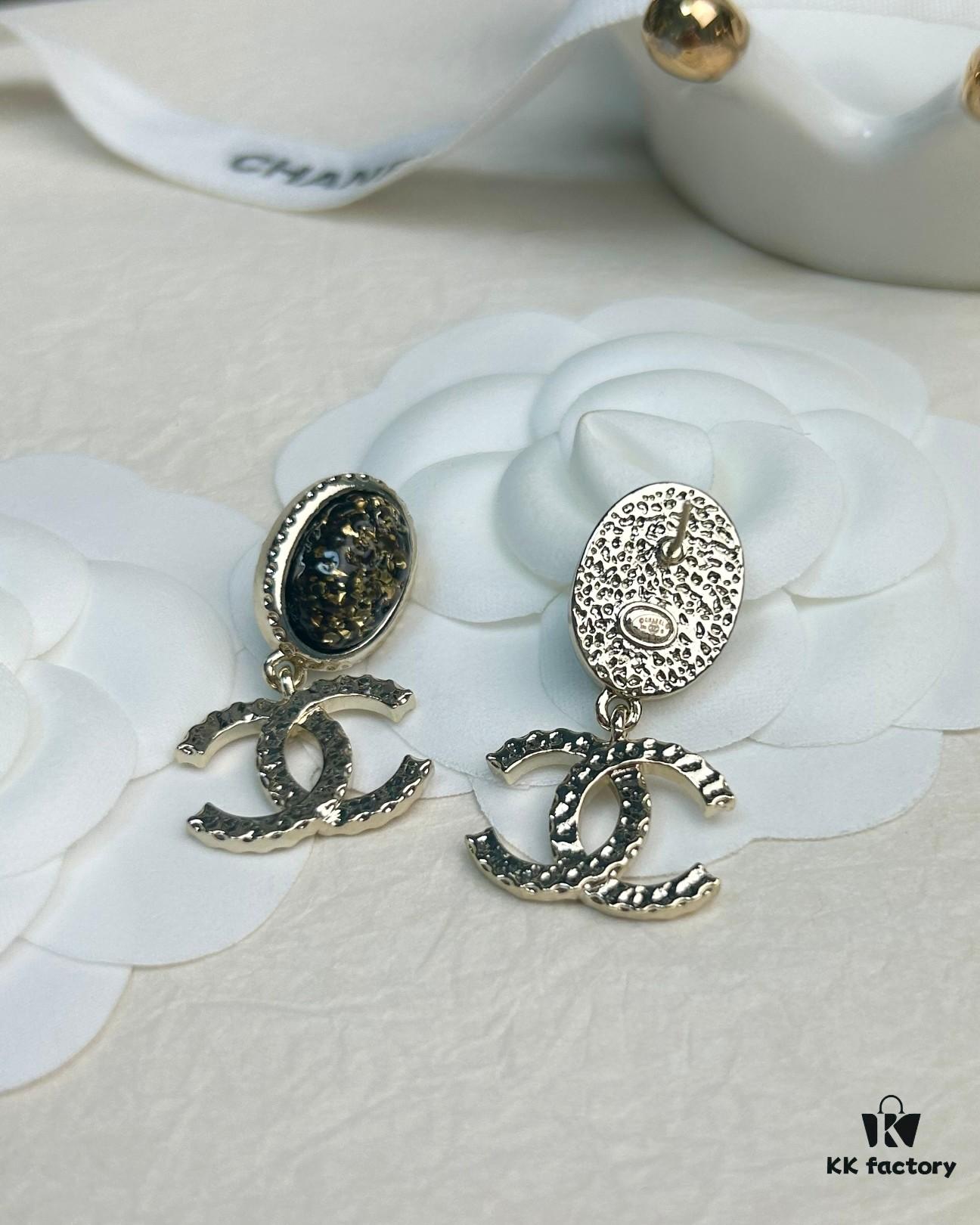 Xiaoxiang New Arrival Black Oval Lava Double C Earrings ✨