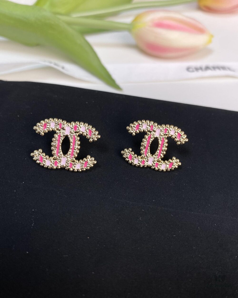 Xiaoxiang New Arrival Pink Enamel Craft Double C Stud Earrings