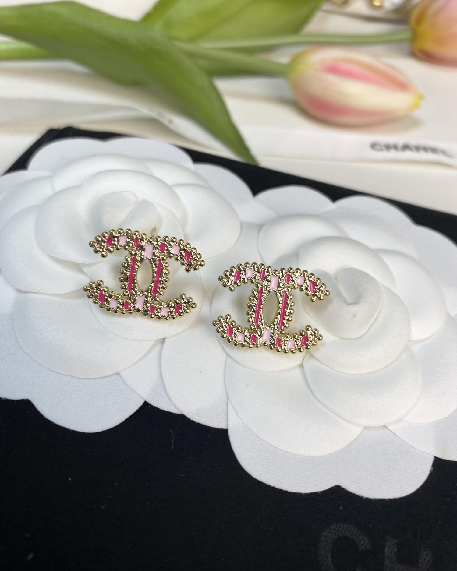 Xiaoxiang New Arrival Pink Enamel Craft Double C Stud Earrings
