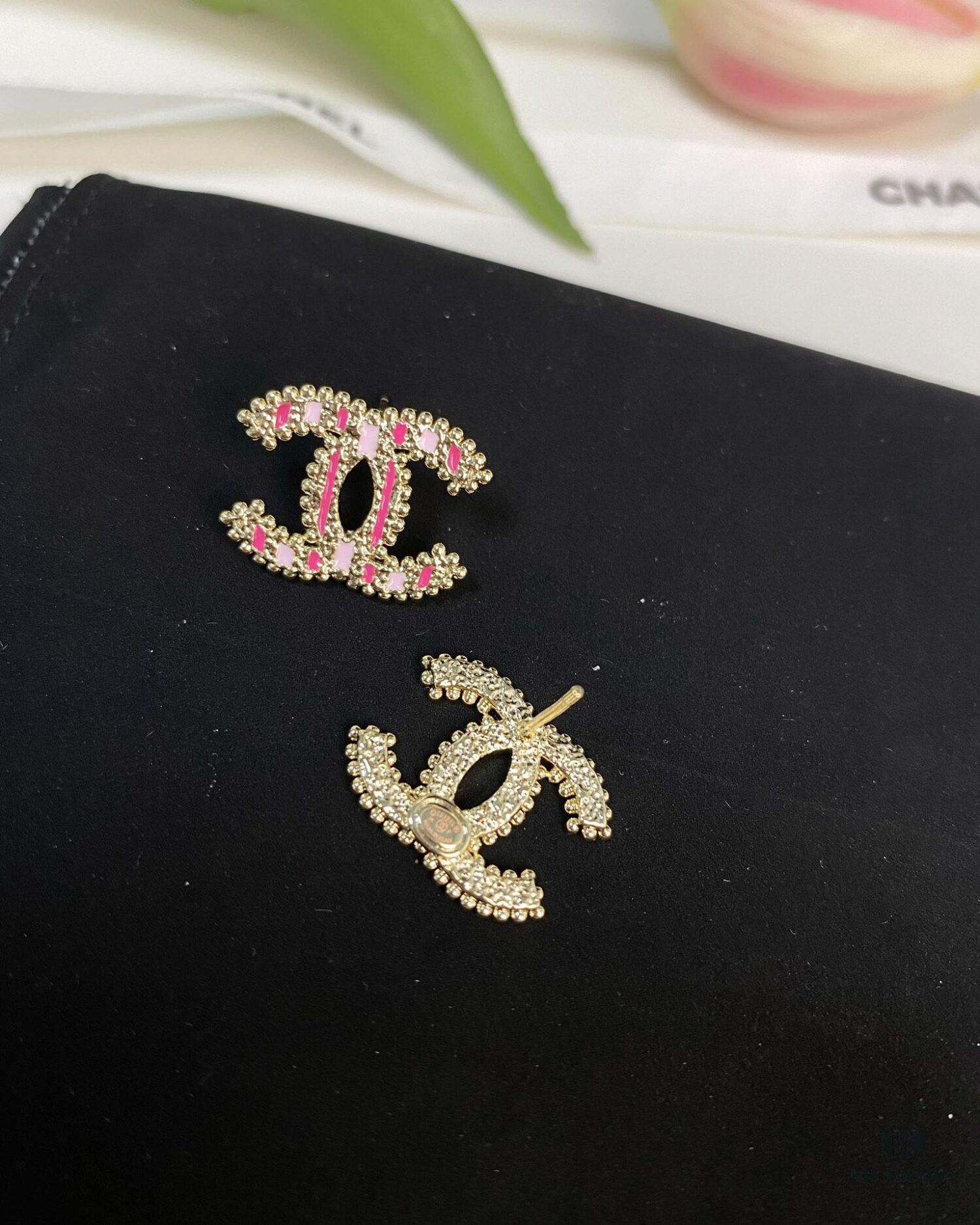 Xiaoxiang New Arrival Pink Enamel Craft Double C Stud Earrings