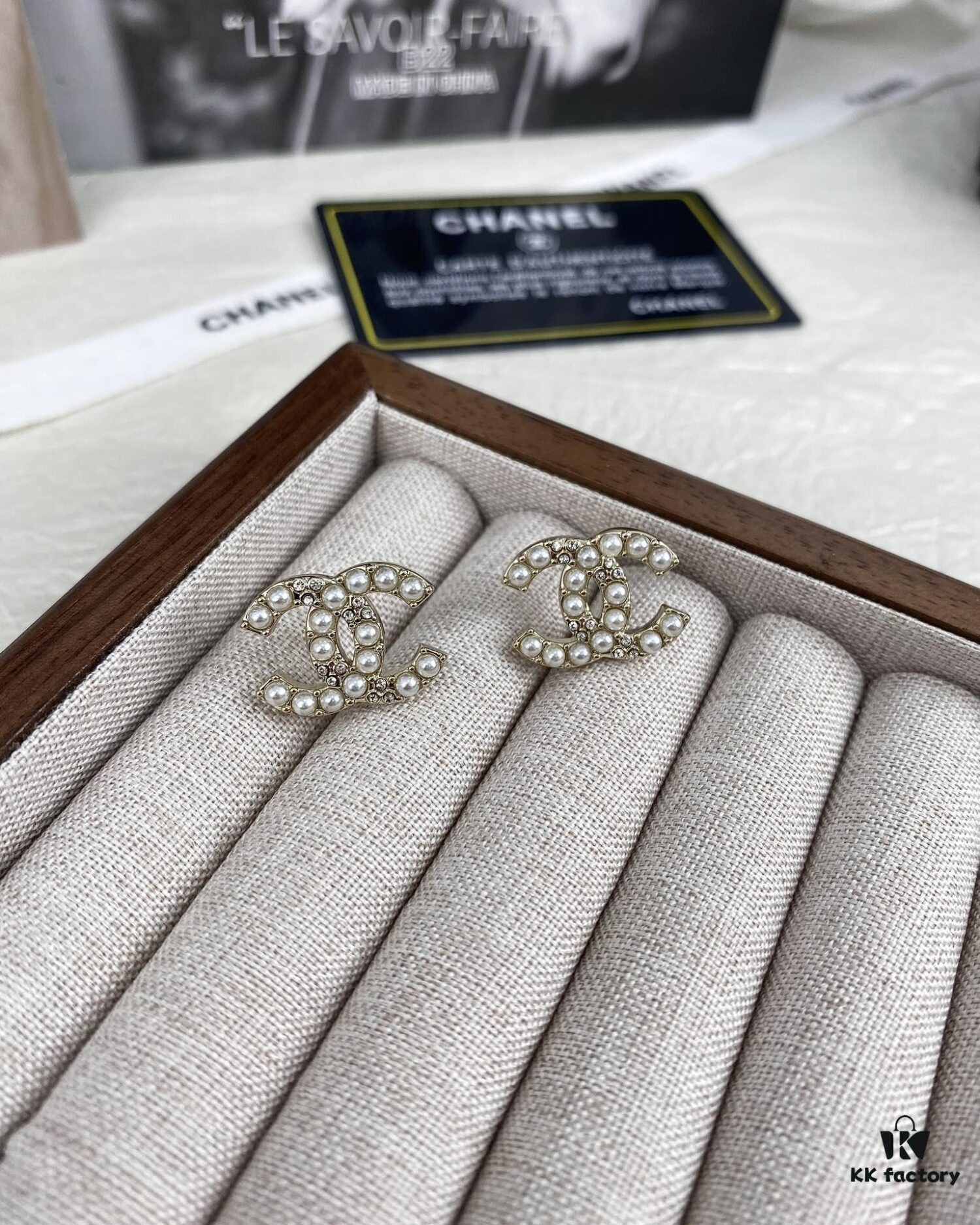 CHANE New Arrival Small Pearl Double C Diamond-Inlaid Stud Earrings
