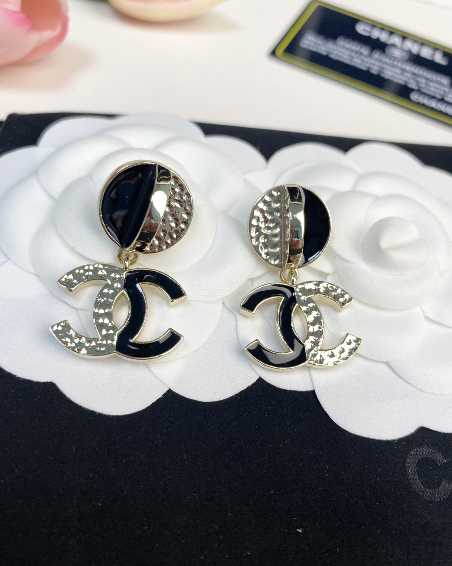 Xiaoxiang New Arrival Black Enamel Combined with Glossy C-Earrings