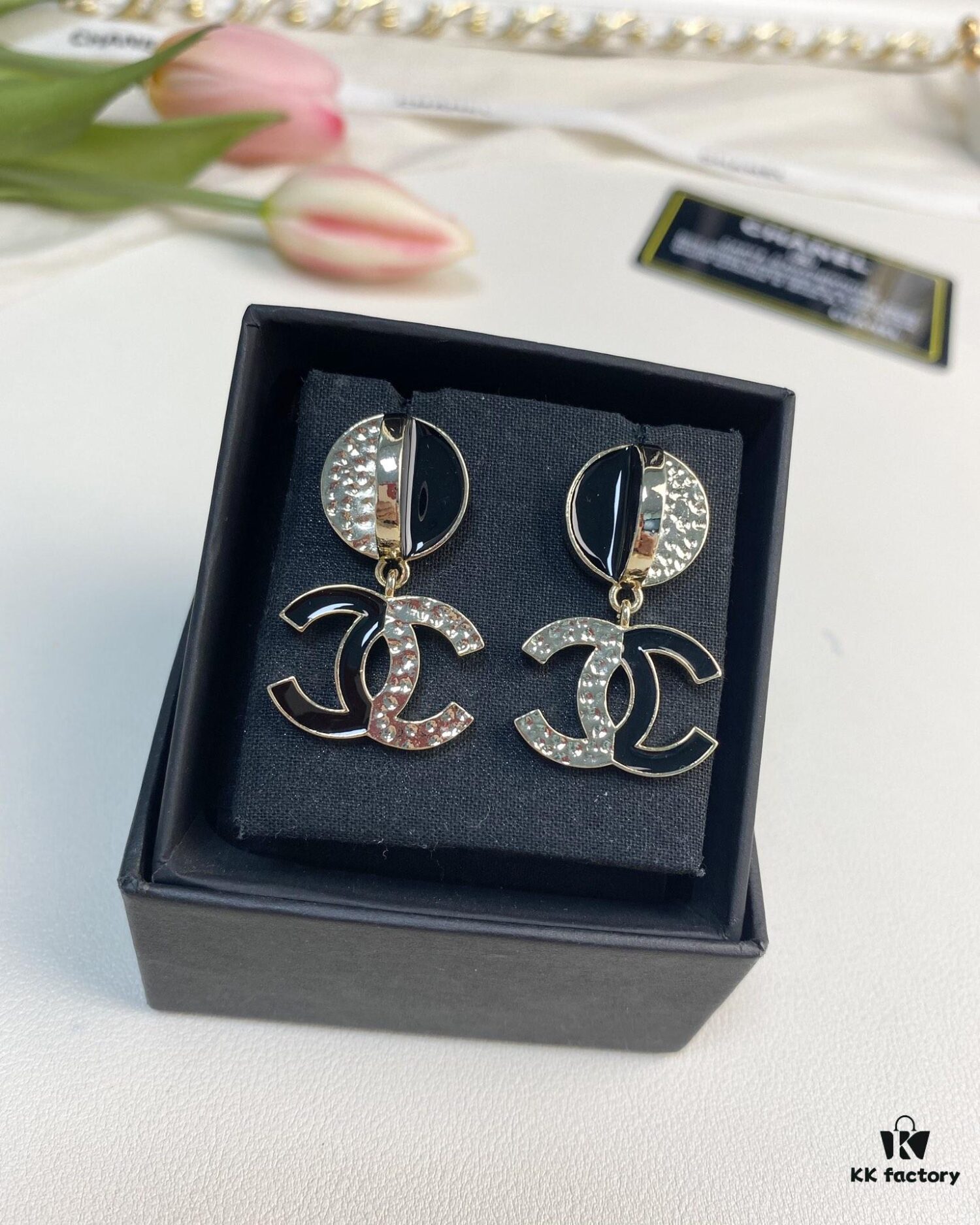 Xiaoxiang New Arrival Black Enamel Combined with Glossy C-Earrings