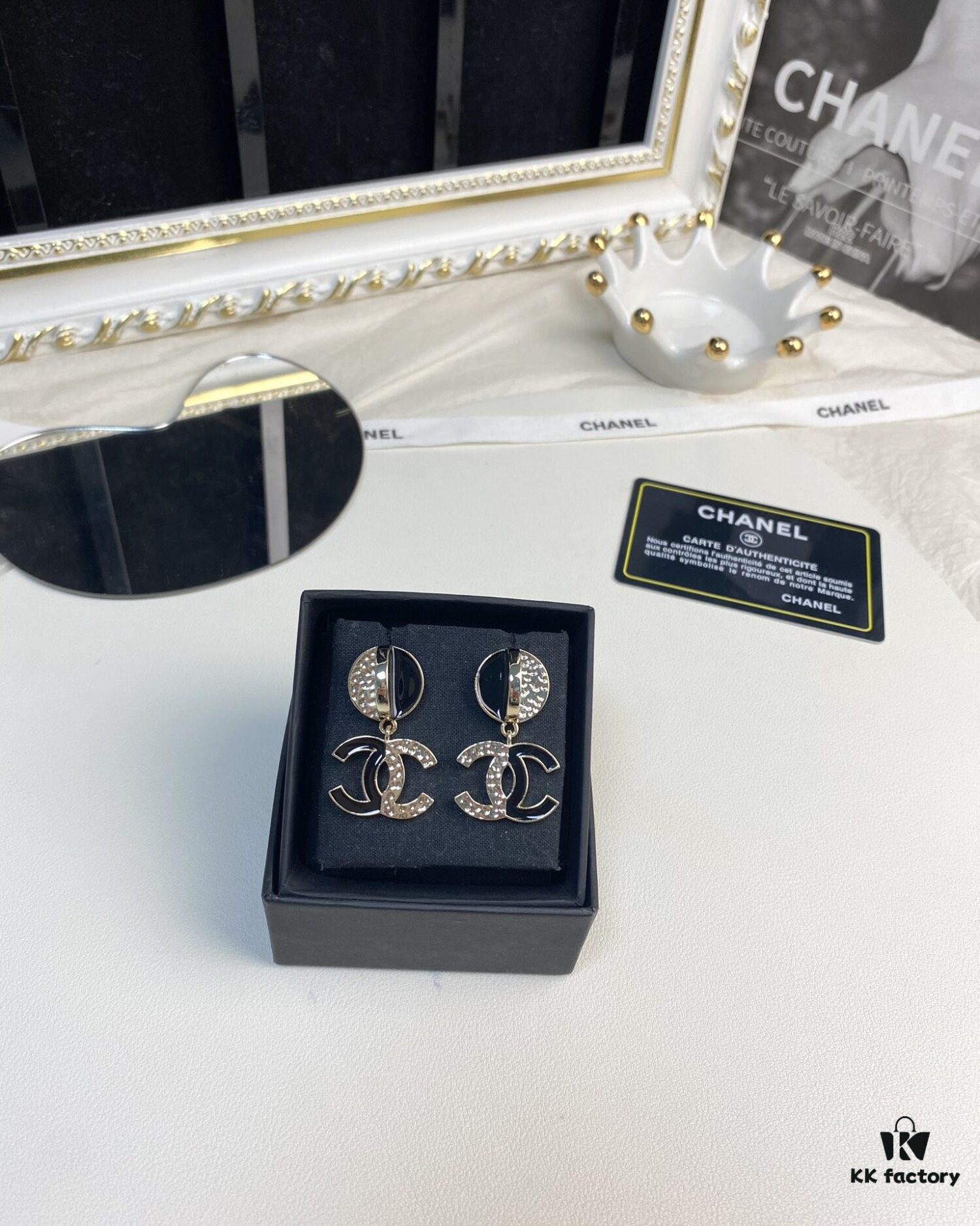 Xiaoxiang New Arrival Black Enamel Combined with Glossy C-Earrings