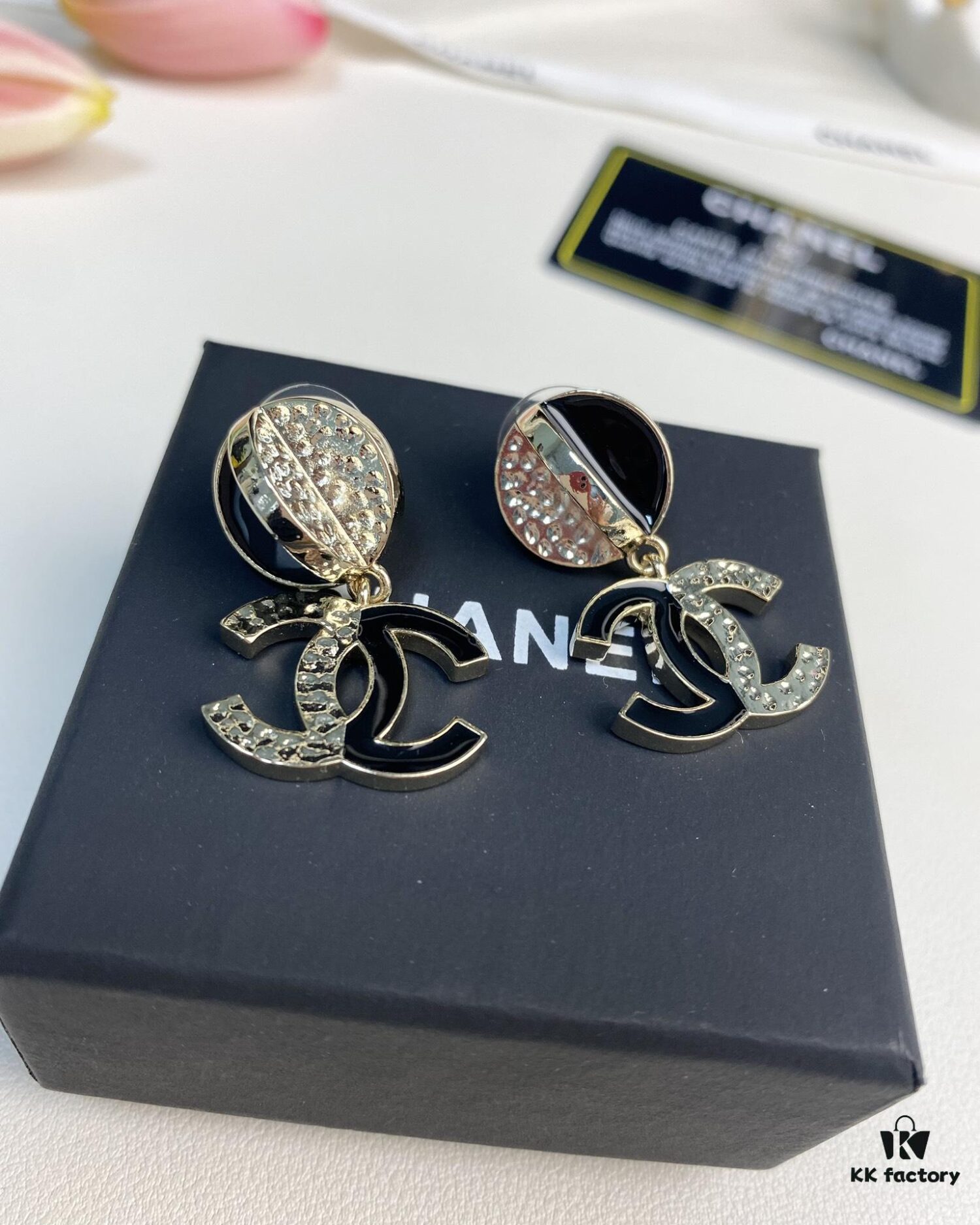 Xiaoxiang New Arrival Black Enamel Combined with Glossy C-Earrings